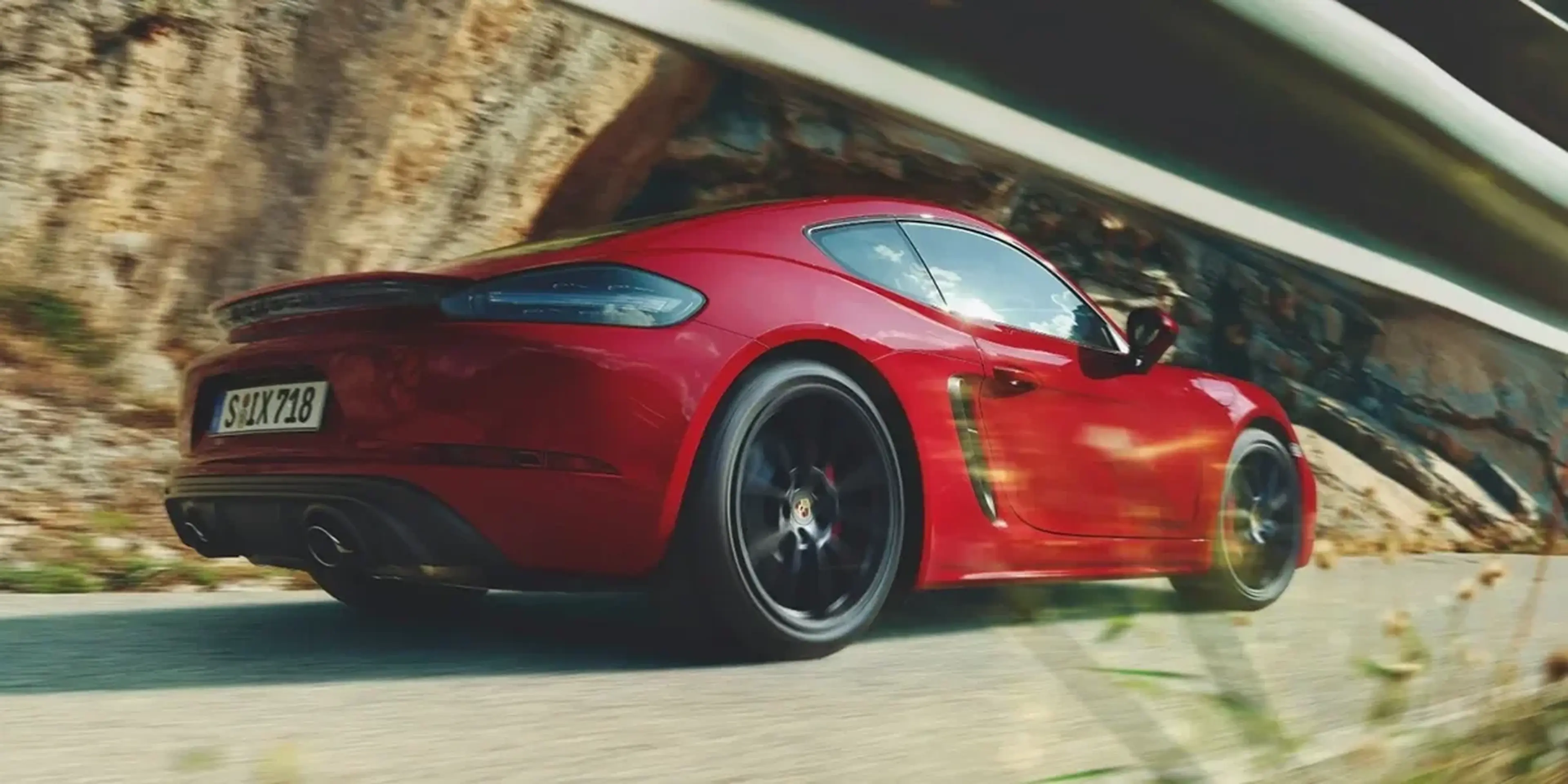 Porsche 718 Cayman equipped with Porsche Active Suspension Management, showing advanced suspension technology for comfort and agility.