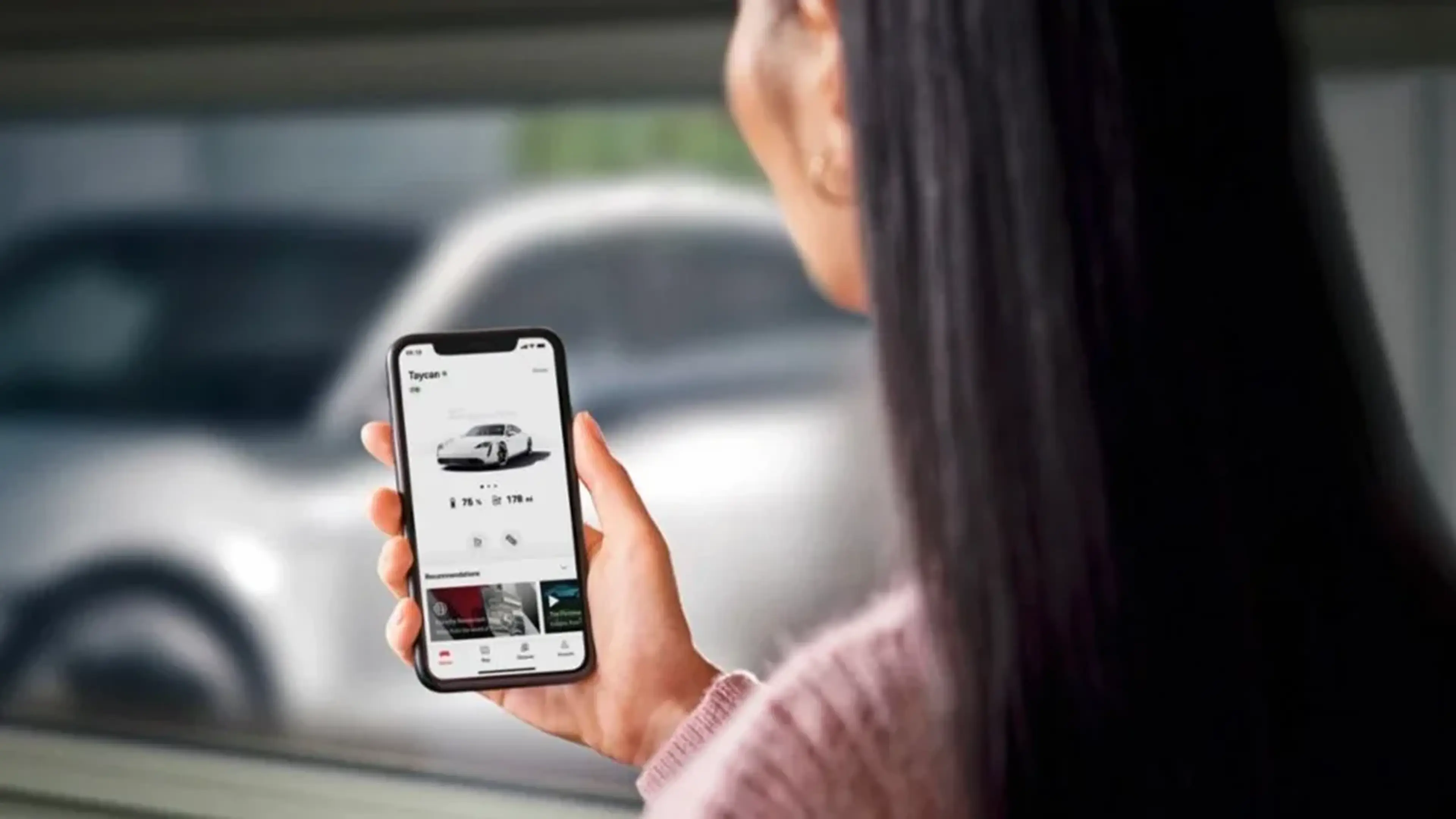 Driver using the My Porsche app on a phone