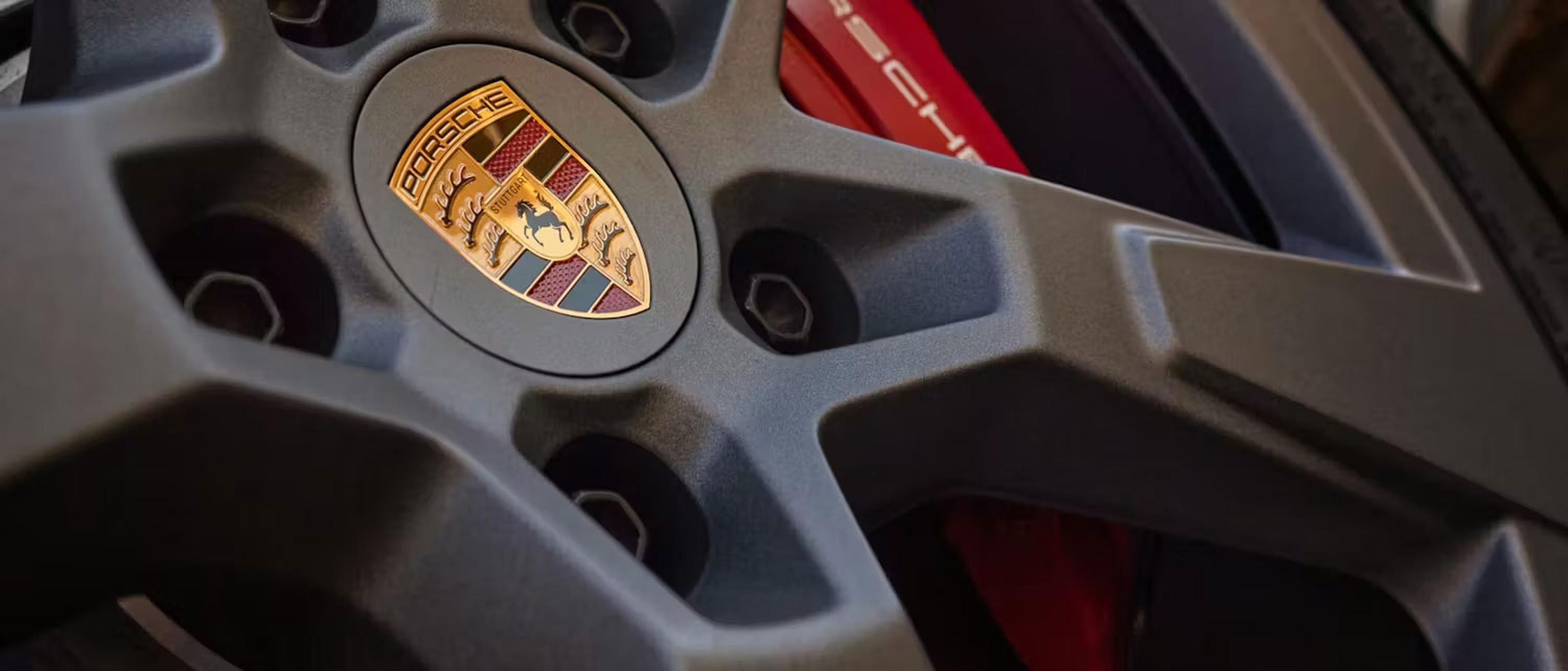 Dunkelgraue Alufelge mit Porsche Logo