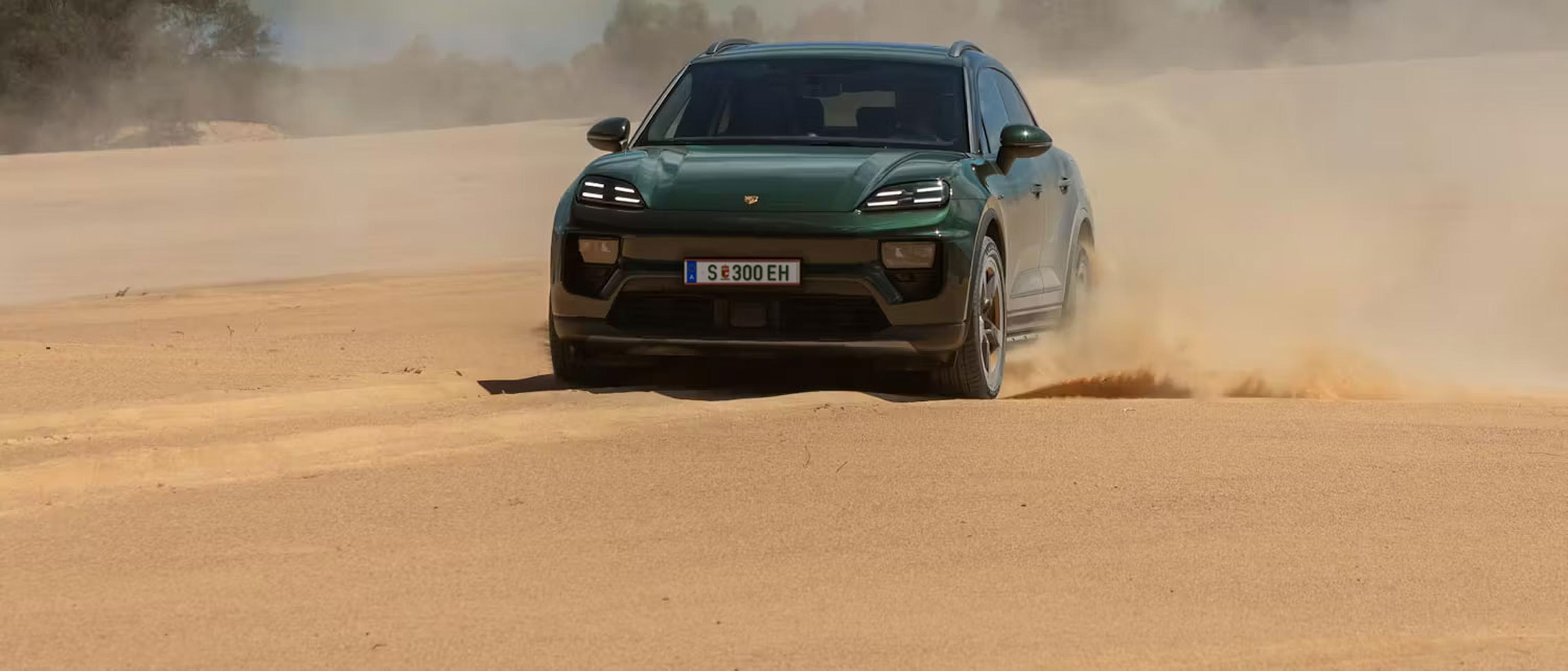 Grüner Porsche Macan fährt in einer Wüste