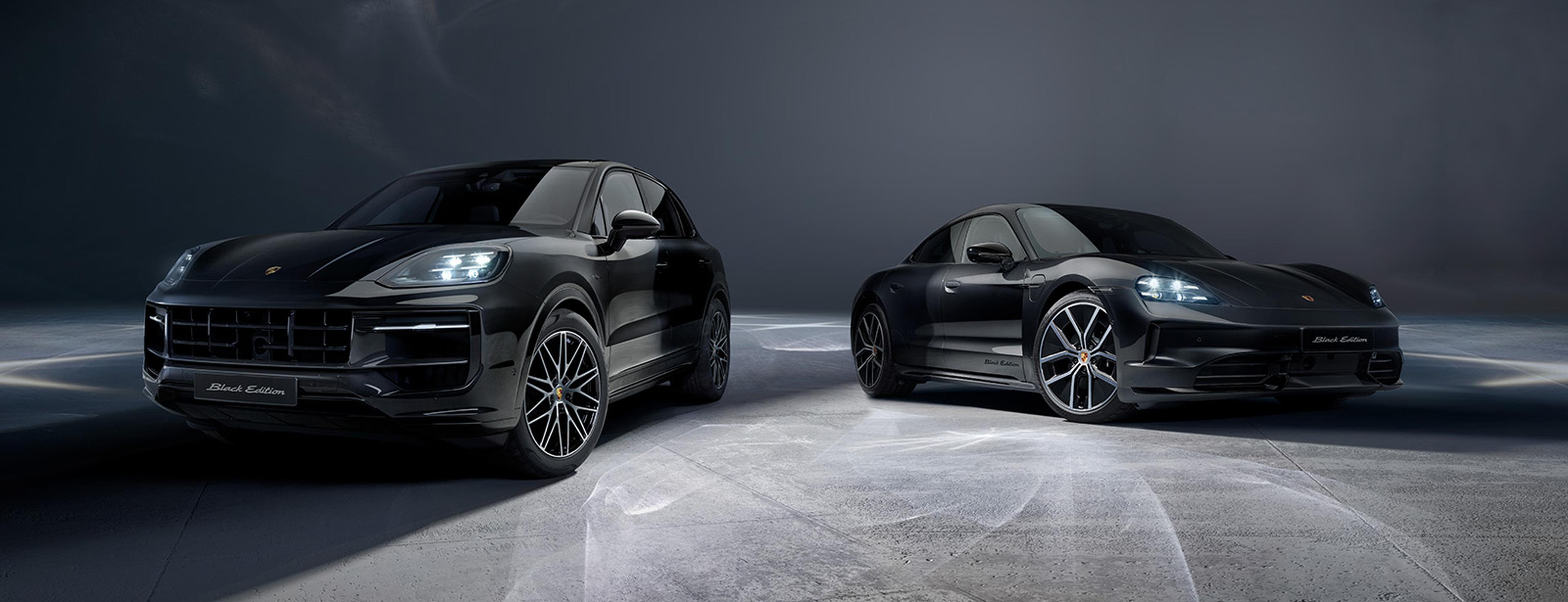 Der Porsche Taycan in der Seitenansicht in schwarz.