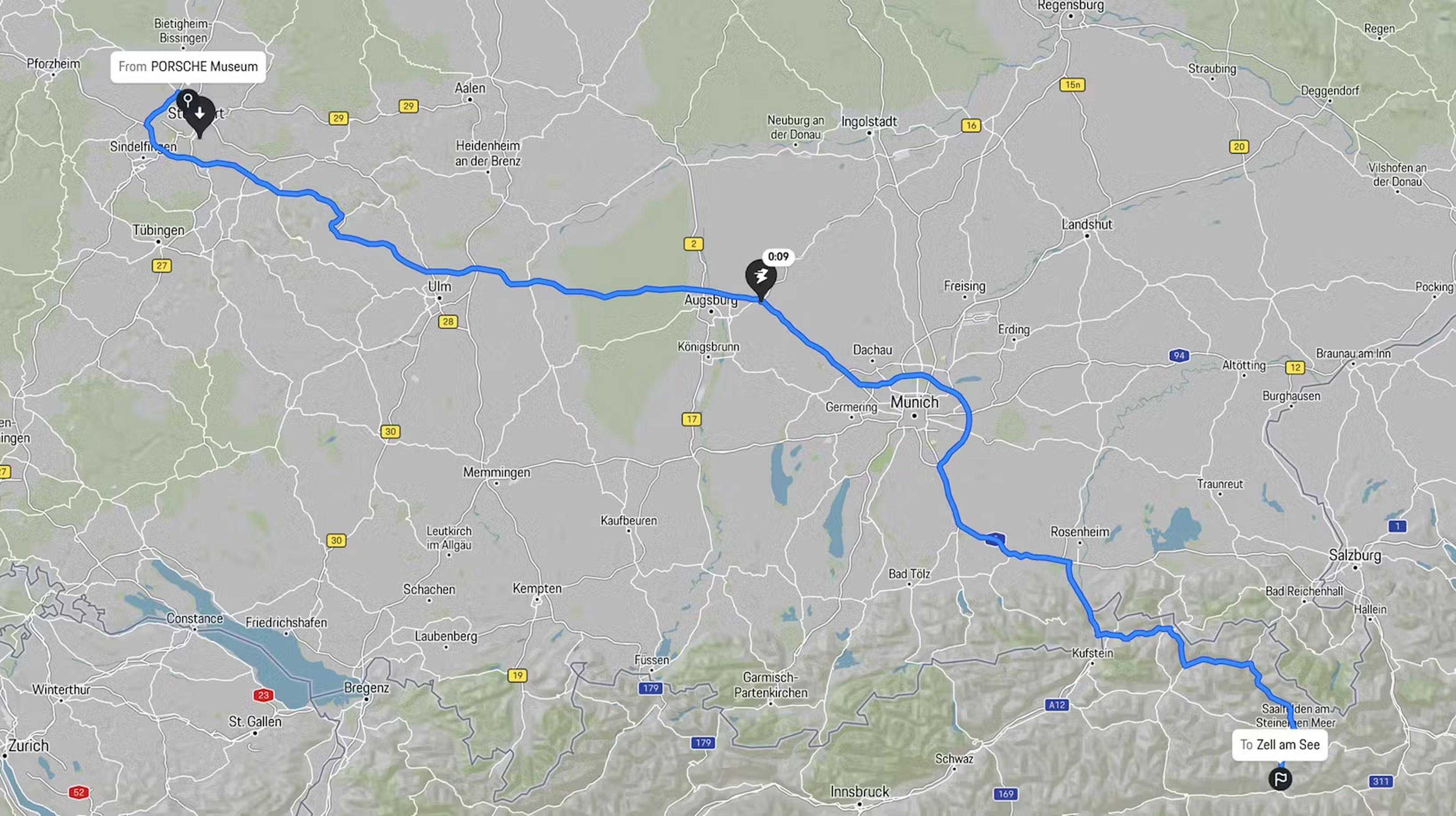 Karte, die eine Fahrtroute vom Porsche-Museum in Stuttgart nach Zell am See über München und Augsburg zeigt.