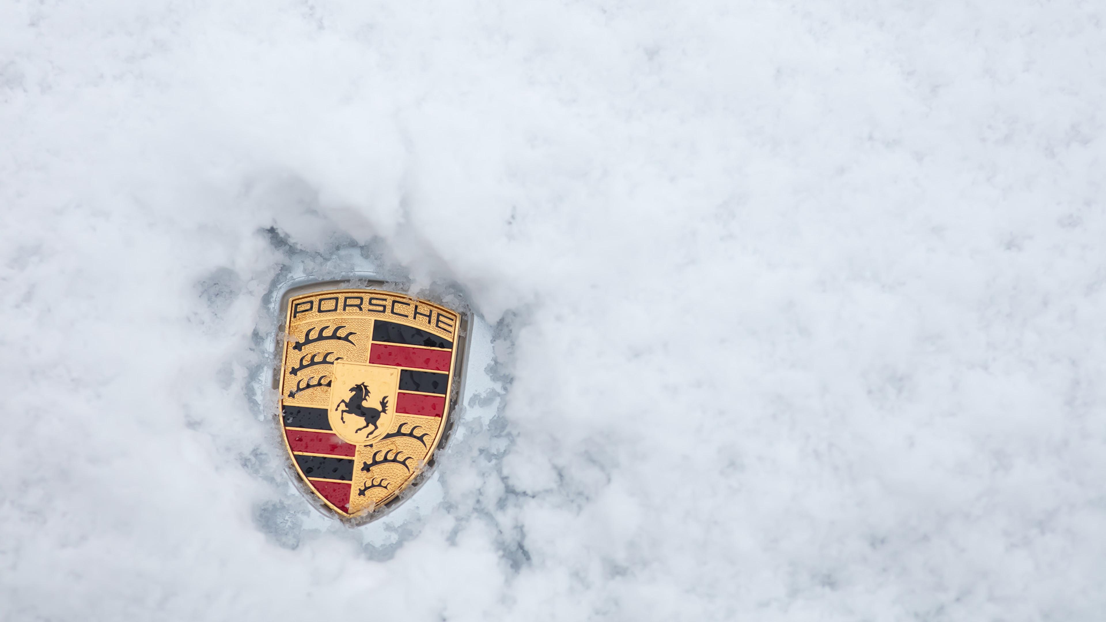 Porsche Crest Snow