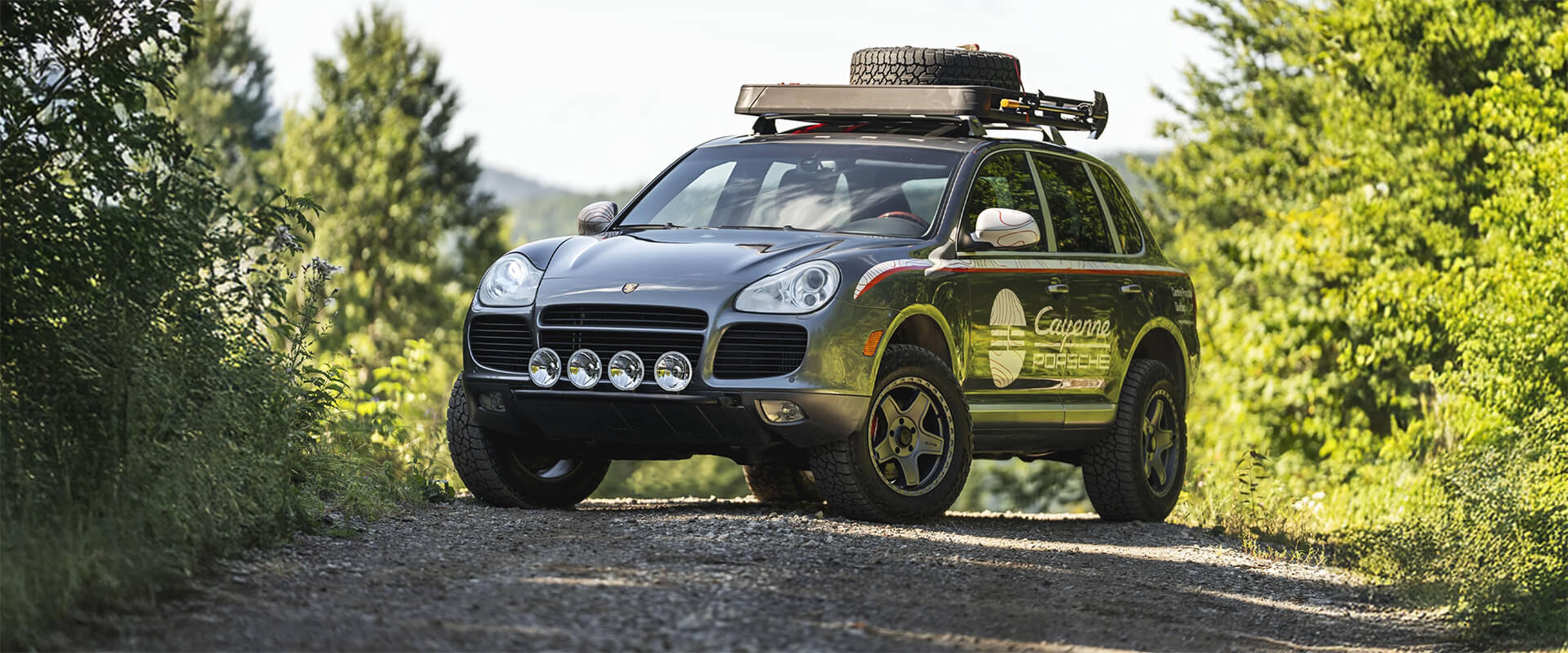 Avec Au-delà des routes, le Centre Porsche Québec réinvente un Cayenne Turbo 2004 dans un projet unique alliant restauration, film et esprit d’aventure.