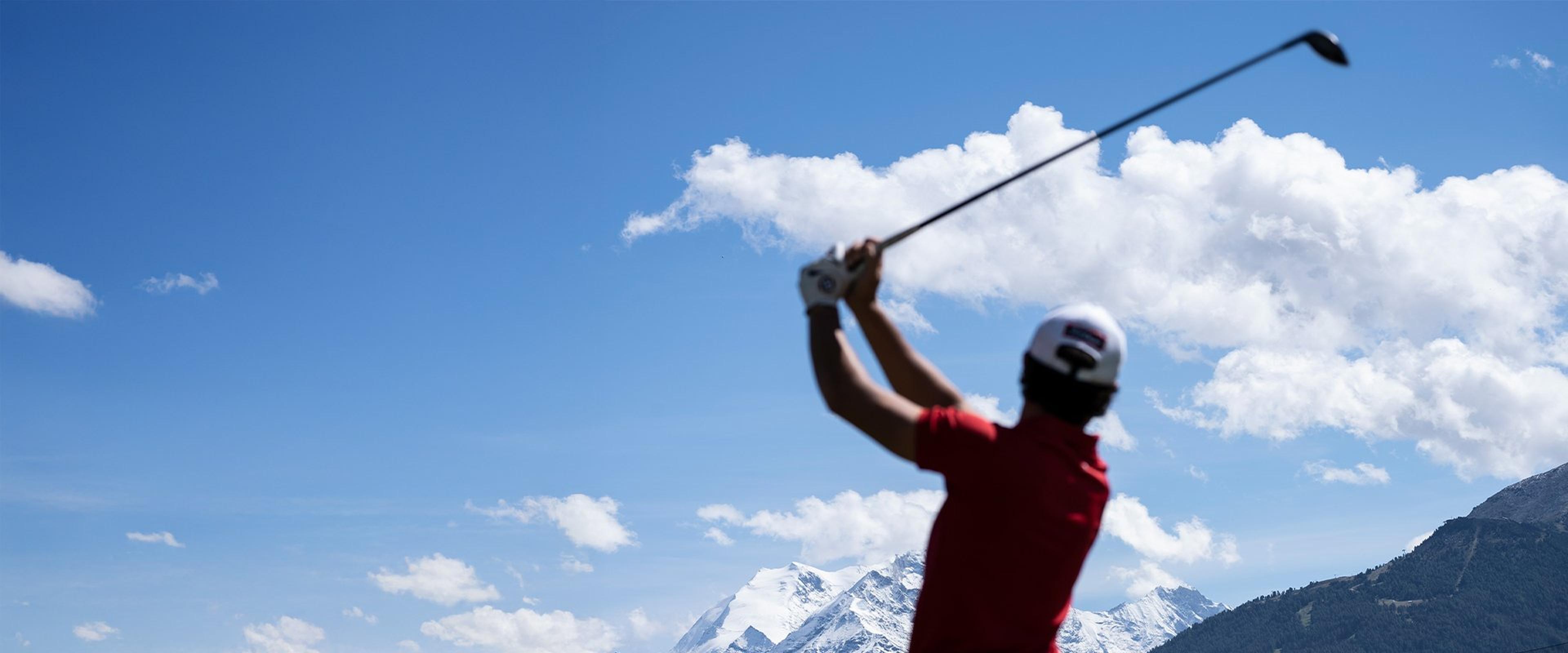 Porsche Golf – Golfspieler in einer Ge­birgs­land­schaft