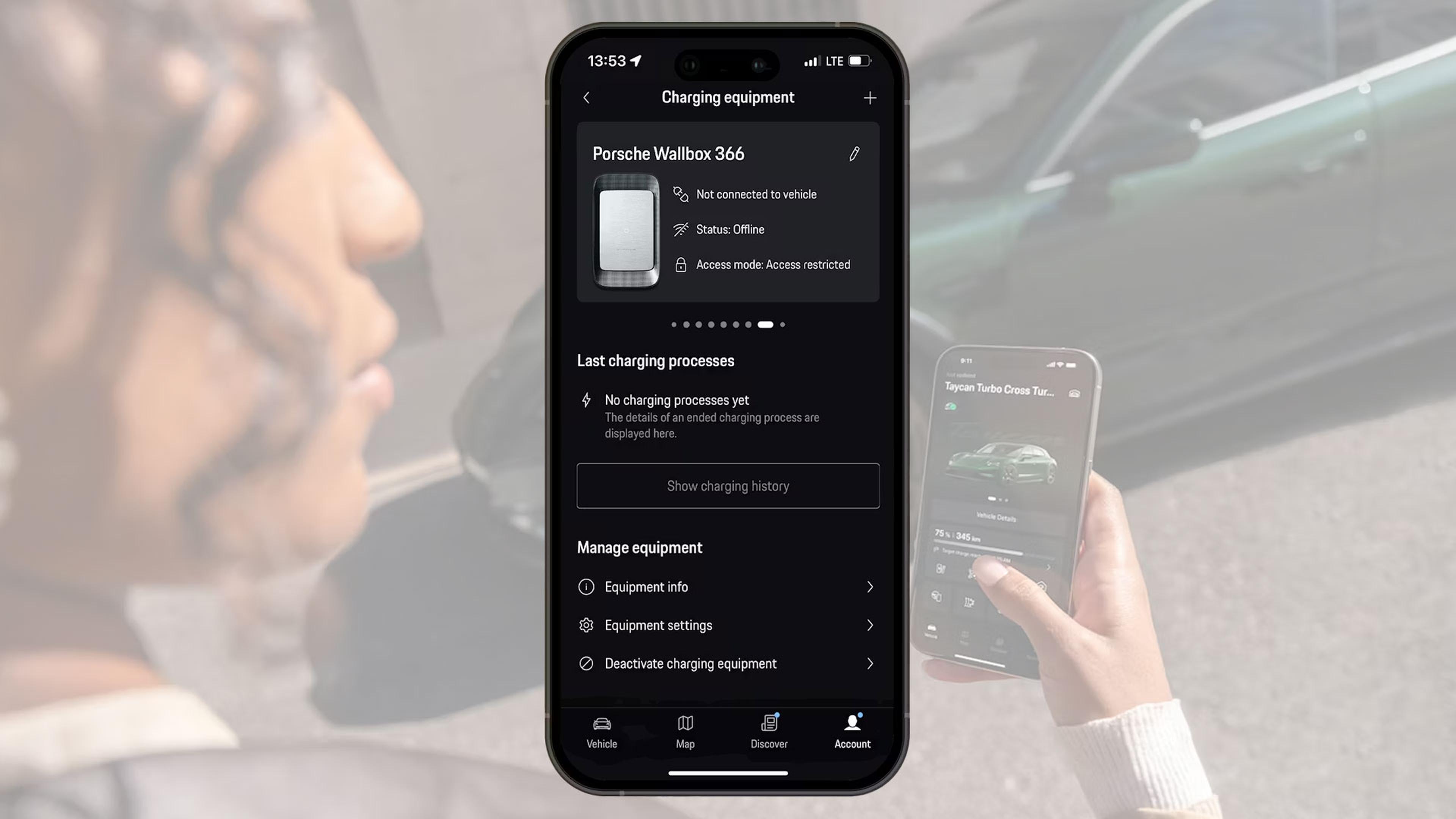 Eine Person hält ein Smartphone, auf dessen Display die Benutzeroberfläche einer Porsche-Lade-App mit Informationen zur Ladeausrüstung und zum Fahrzeugstatus zu sehen ist. Im Hintergrund befindet sich ein Auto.