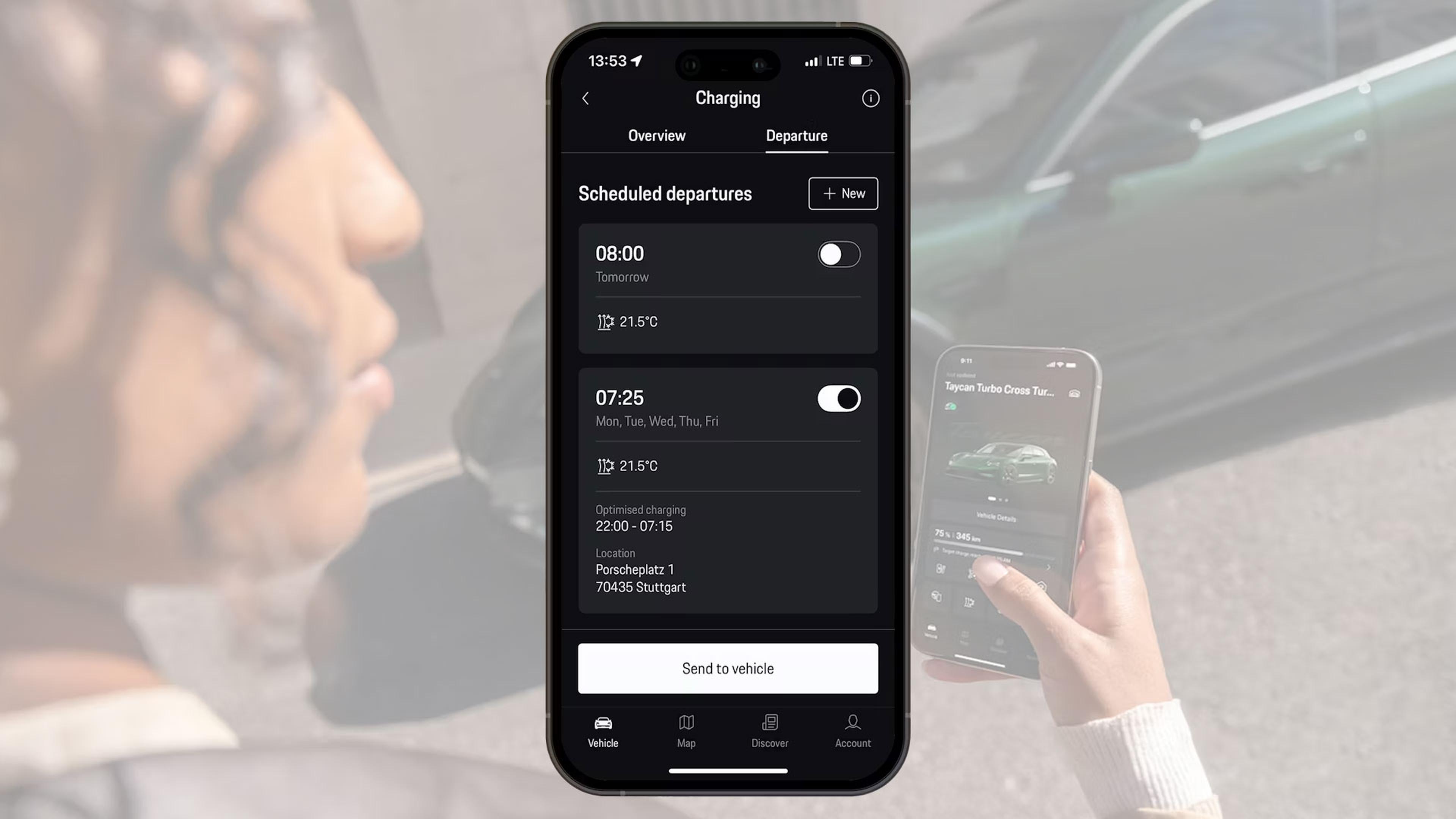 Smartphone, das eine App zur Planung von Ladevorgängen für Elektroautos anzeigt; im Hintergrund sind eine Person, die das Telefon hält, sowie ein Auto zu sehen.