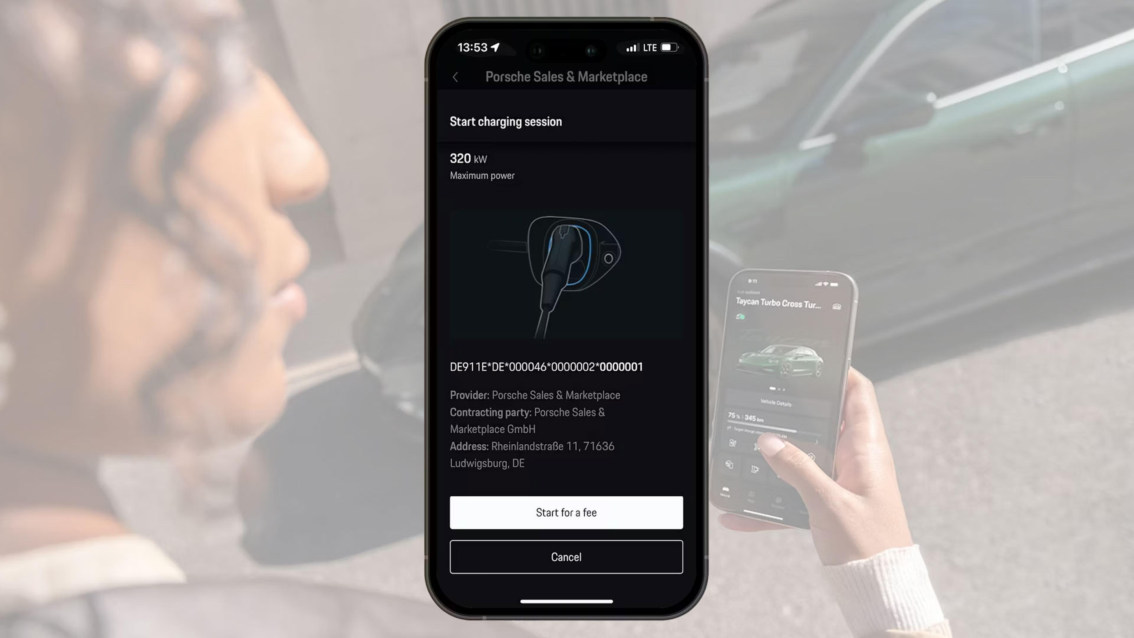 Nahaufnahme eines Smartphones, das eine Porsche-App zum Starten eines Ladevorgangs anzeigt, eingeblendet über das Bild einer Person, die ein weiteres Telefon hält, sowie eines Autos.