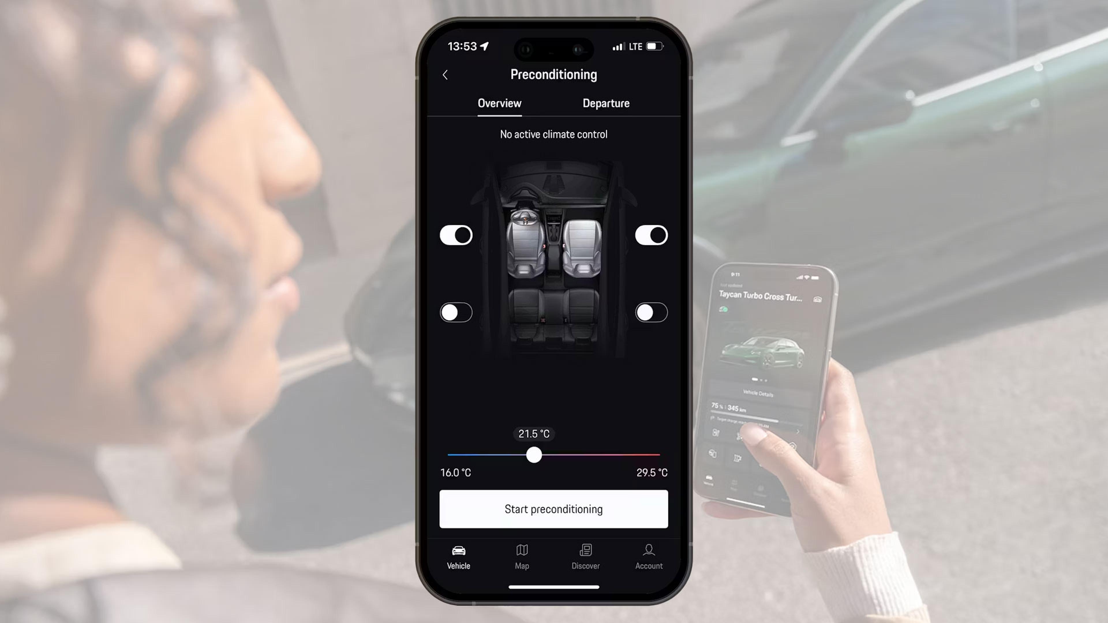 Eine Person hält ein Smartphone, auf dem eine App zur Vorklimatisierung des Fahrzeugs mit Temperatureinstellungen und Bedienelementen angezeigt wird, neben dem unscharfen Bild eines grünen Autos.