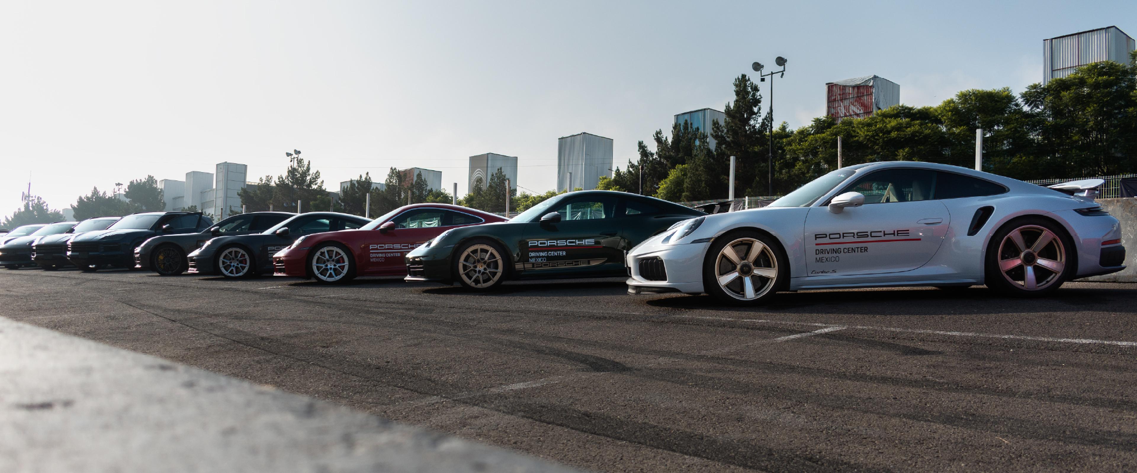 Autos Porsche 911 ubicados en fila en pista.