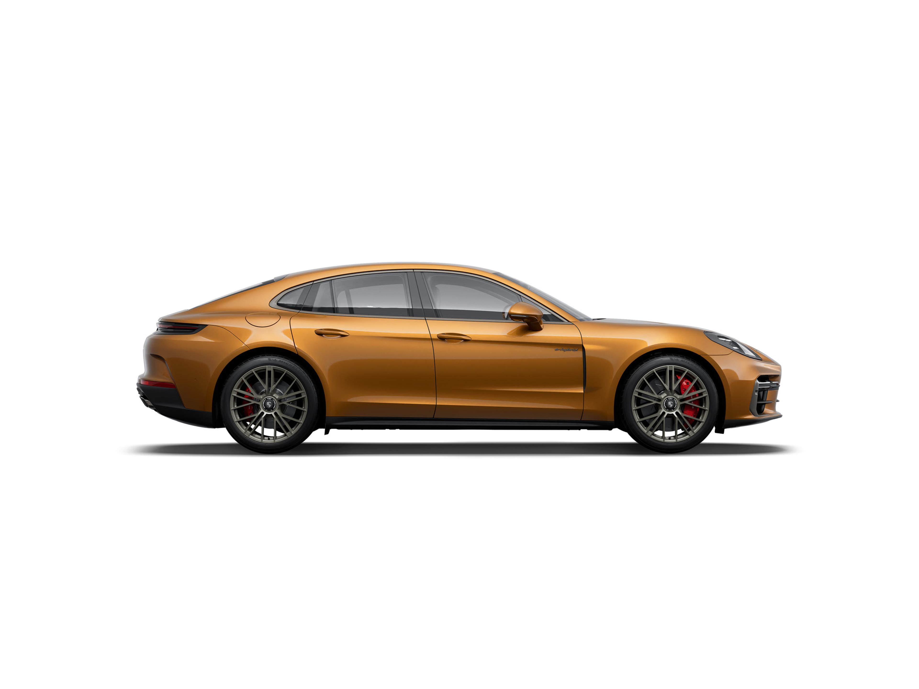 Eine elegante, goldbraune Sportlimousine mit schwarzen Leichtmetallfelgen und roten Bremssätteln, im Profil vor weißem Hintergrund.
