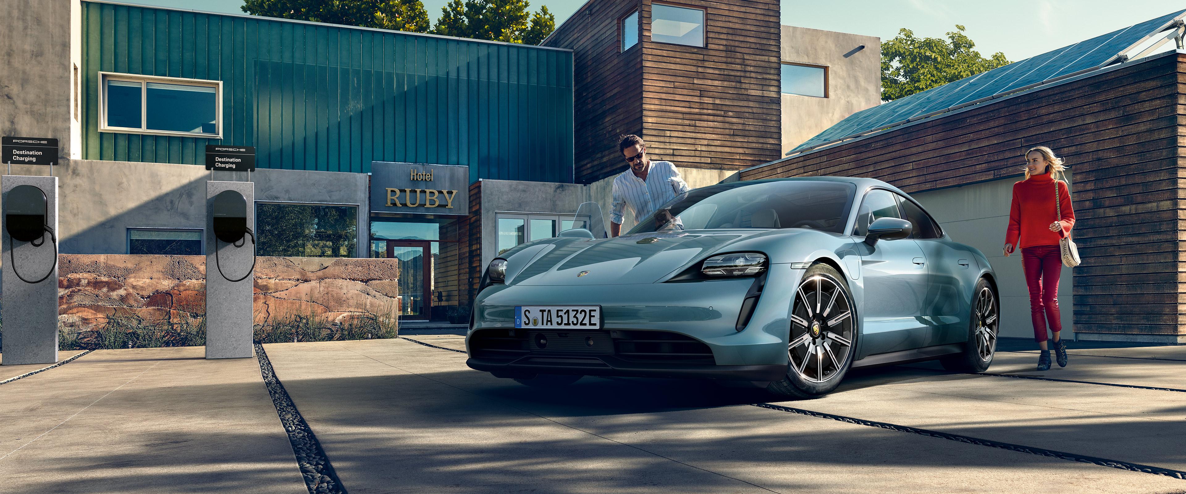 Porsche_E-performance_Destination_Charging_Taycan_Outside_Hotel_With_Chargers_And_Couple_Desktop