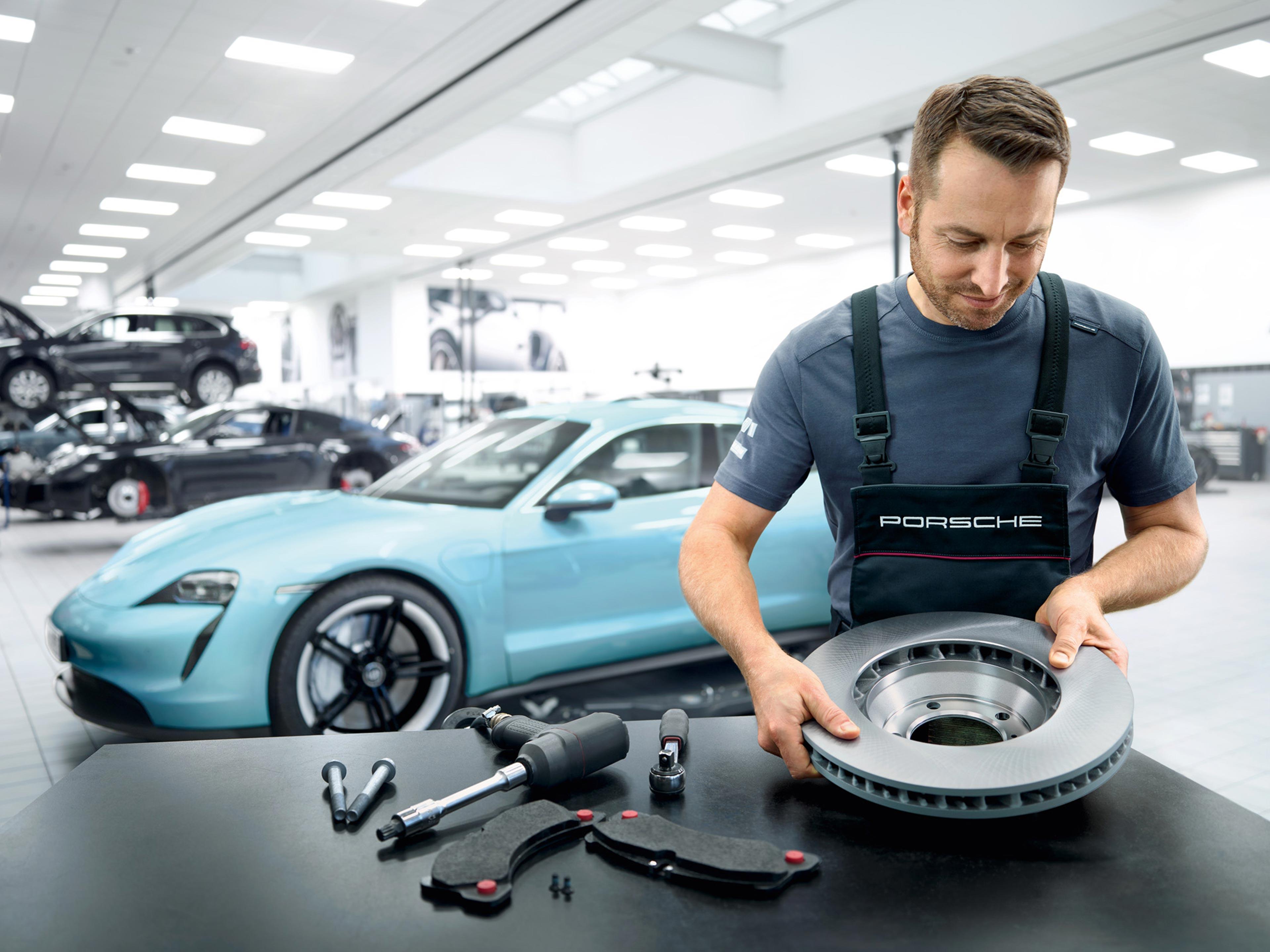 Werkstatt-Arbeiten an einer Bremse