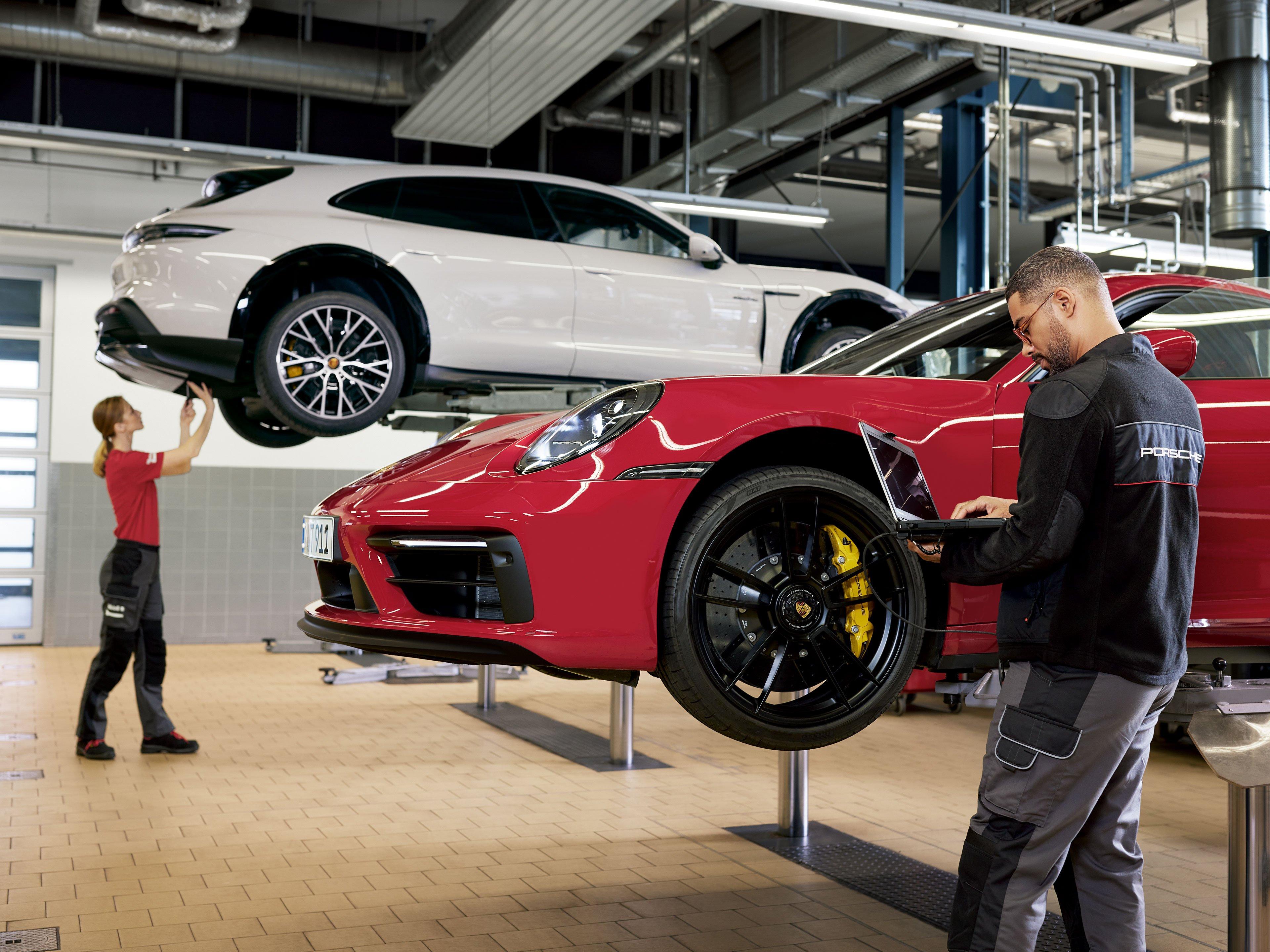 Porsche Service Arbeit in der Werkstatt