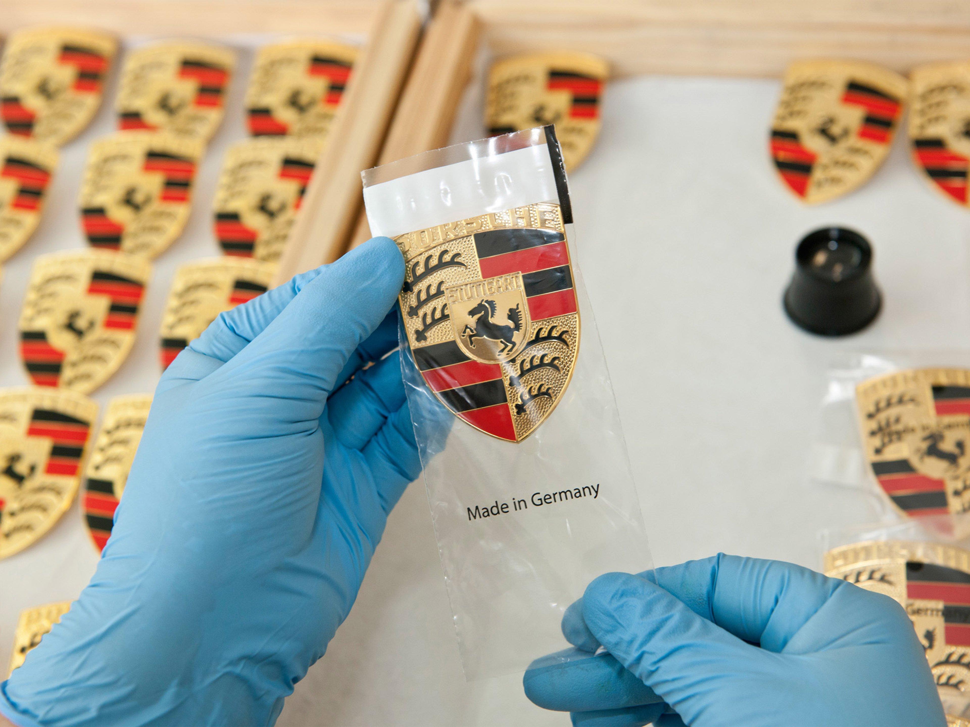 Herstellung des Porsche Wappen