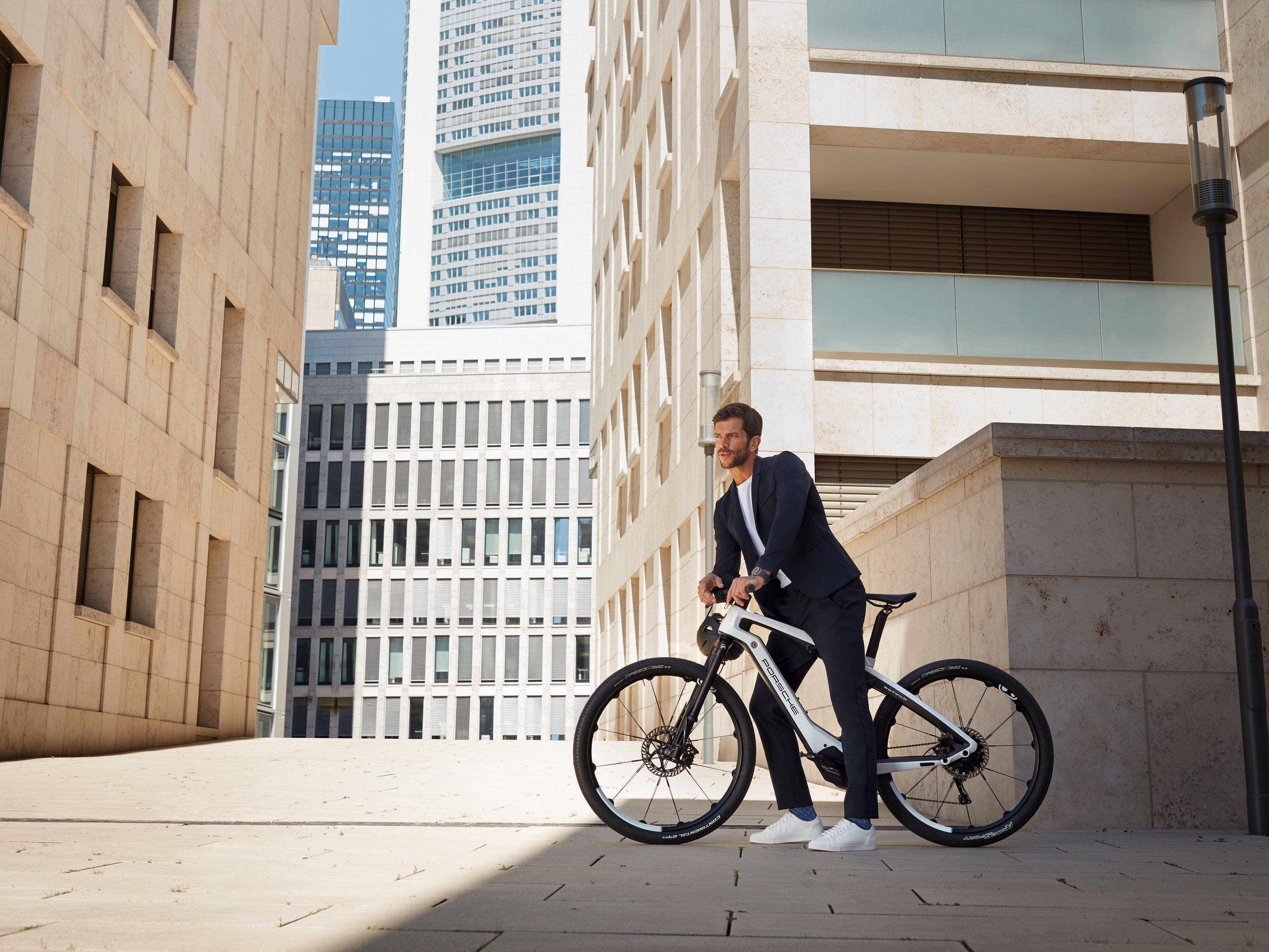 Mann auf einem Porsche E-Bike