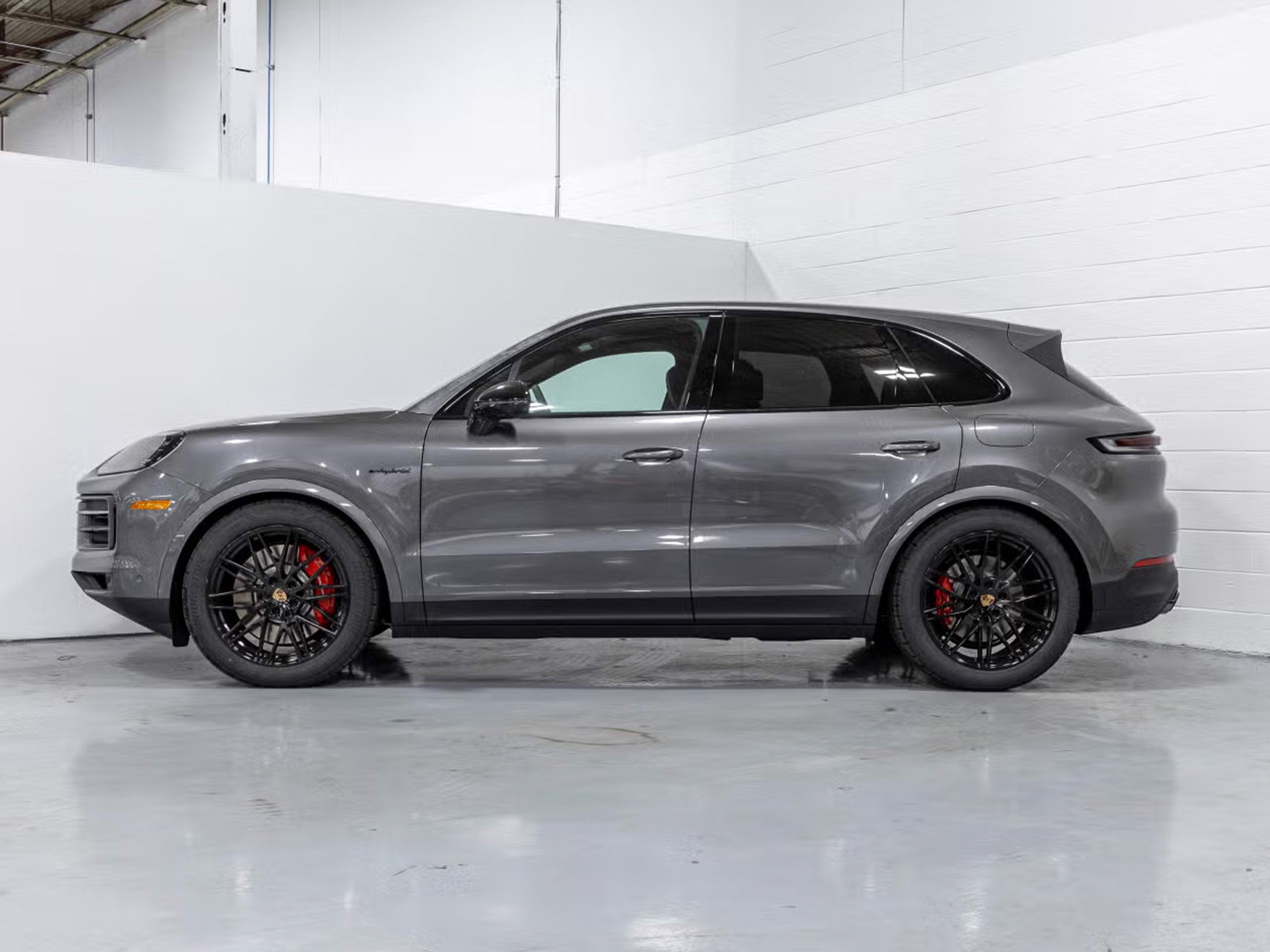 Lease a new Cayenne e-hybrid from 5.99%.