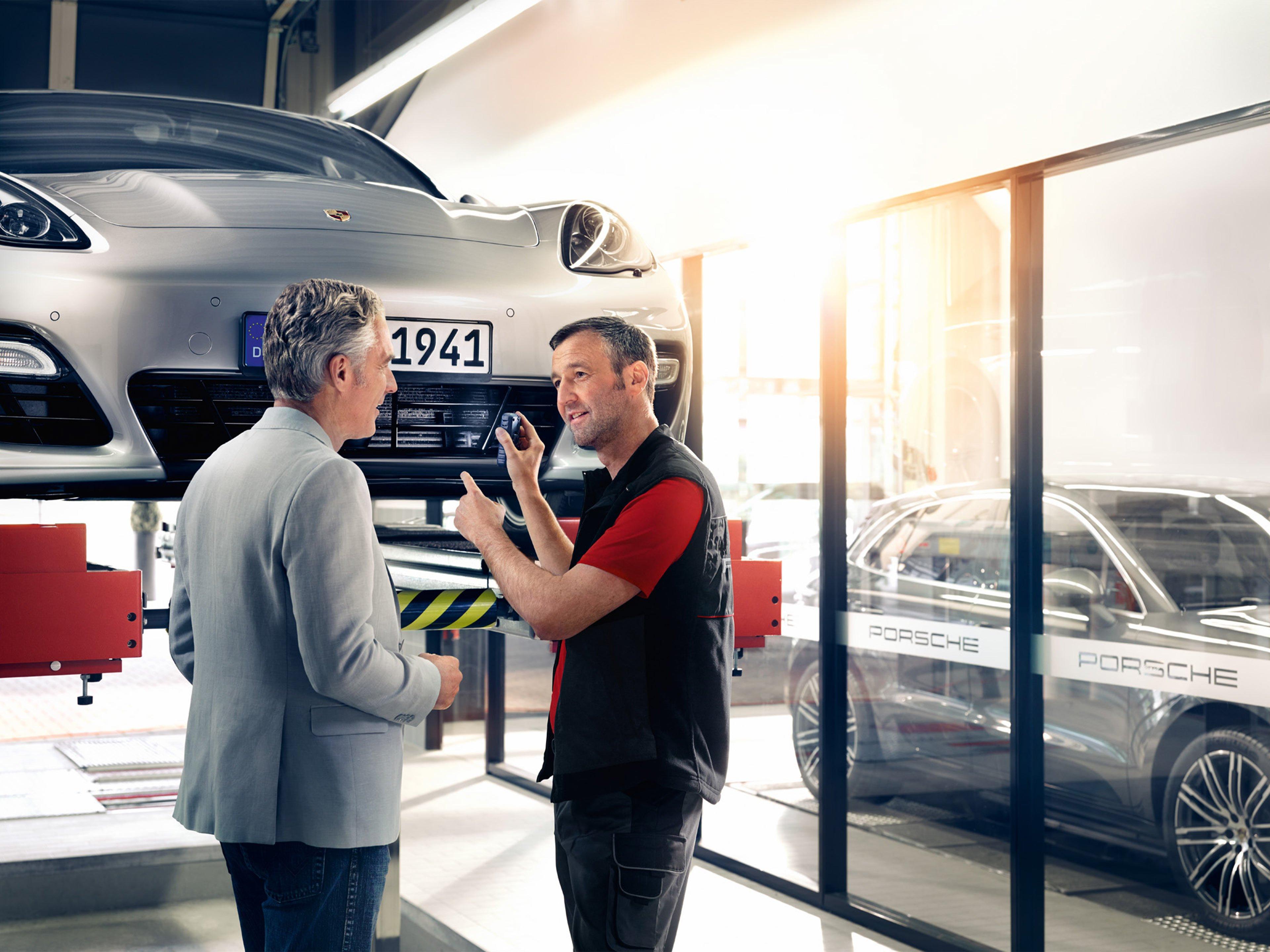 Ein Service-Mitarbeiter führt einen 4-Stufen-Check durch.
