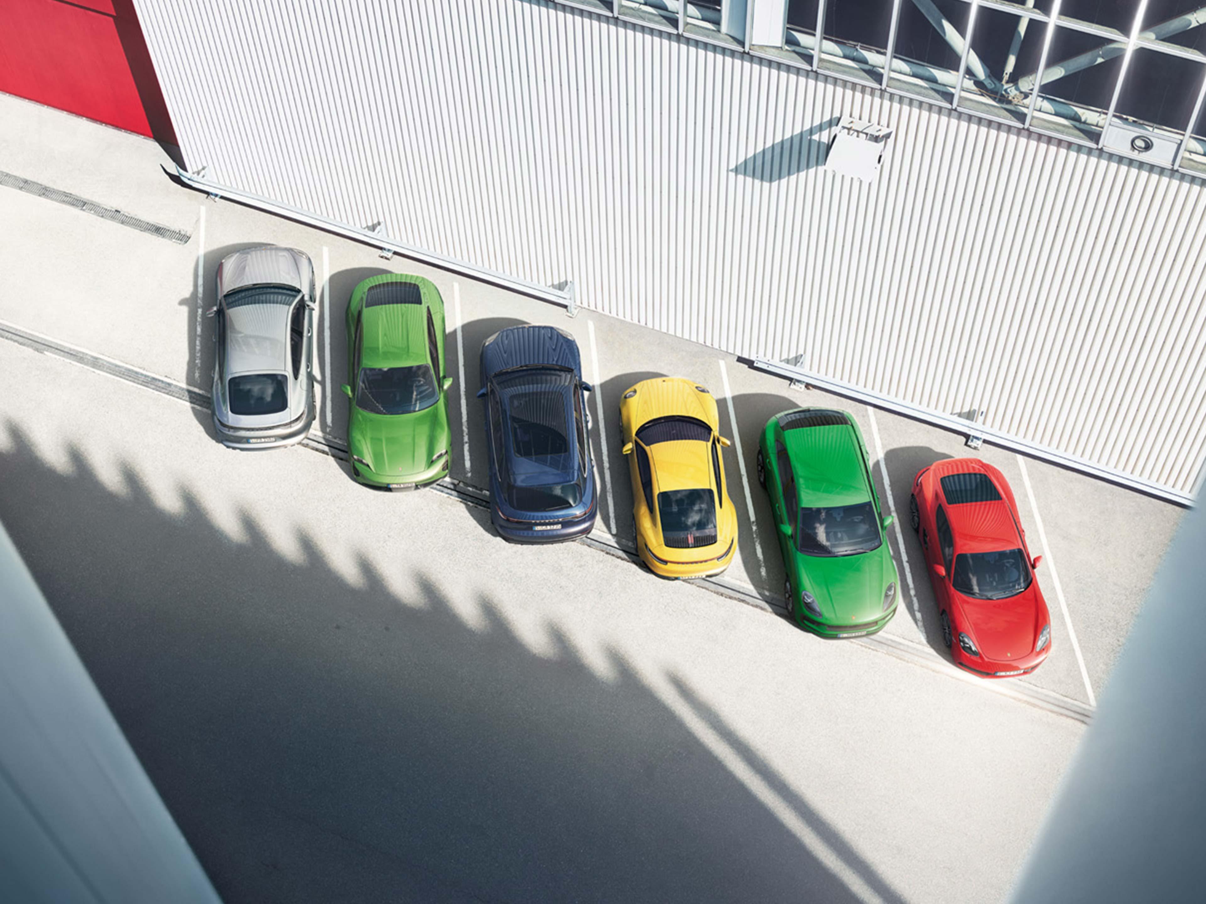 Die Porsche Model Range steht auf einer Strasse.