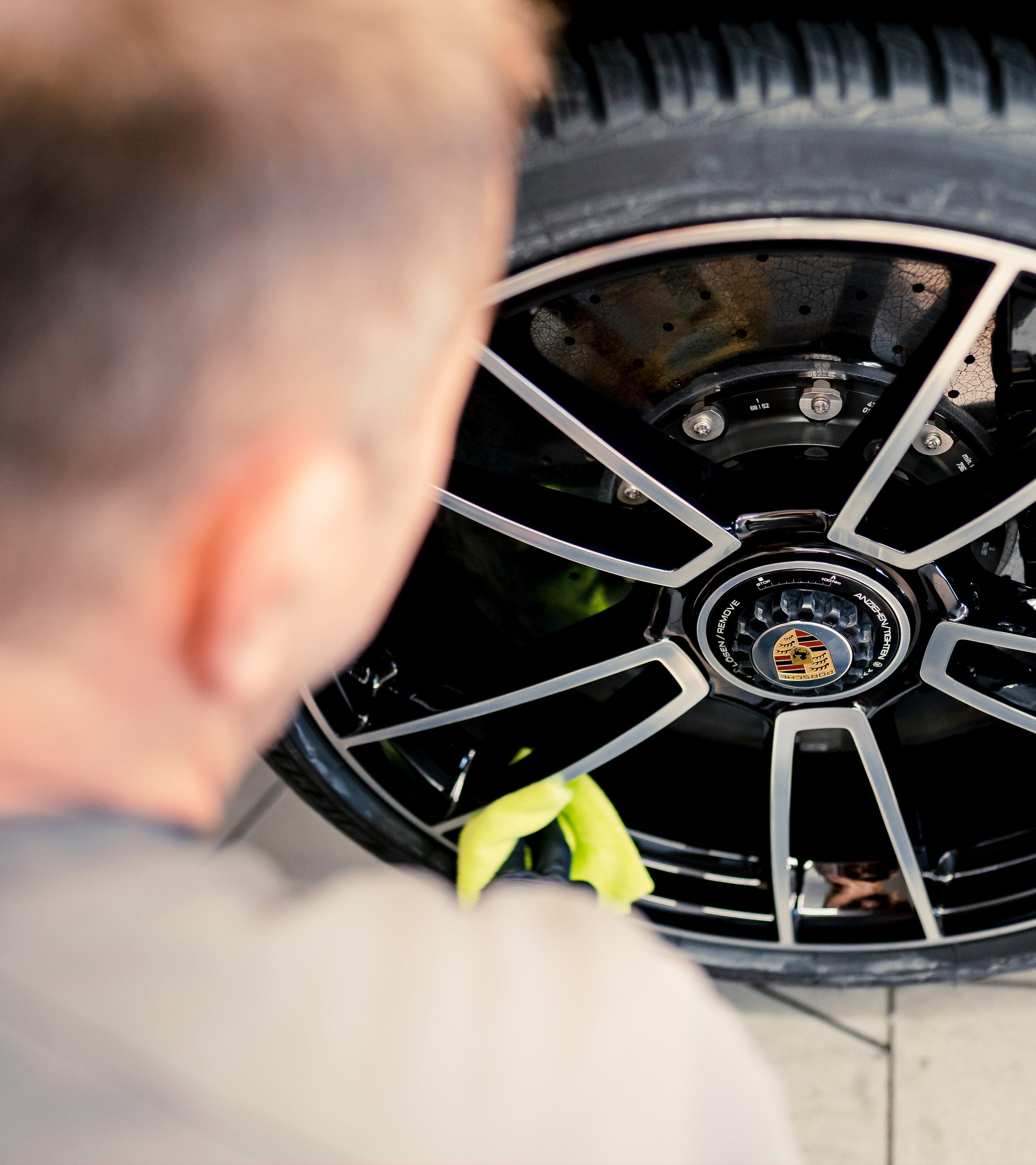Ein Service-Mitarbeiter poliert eine Radfelge