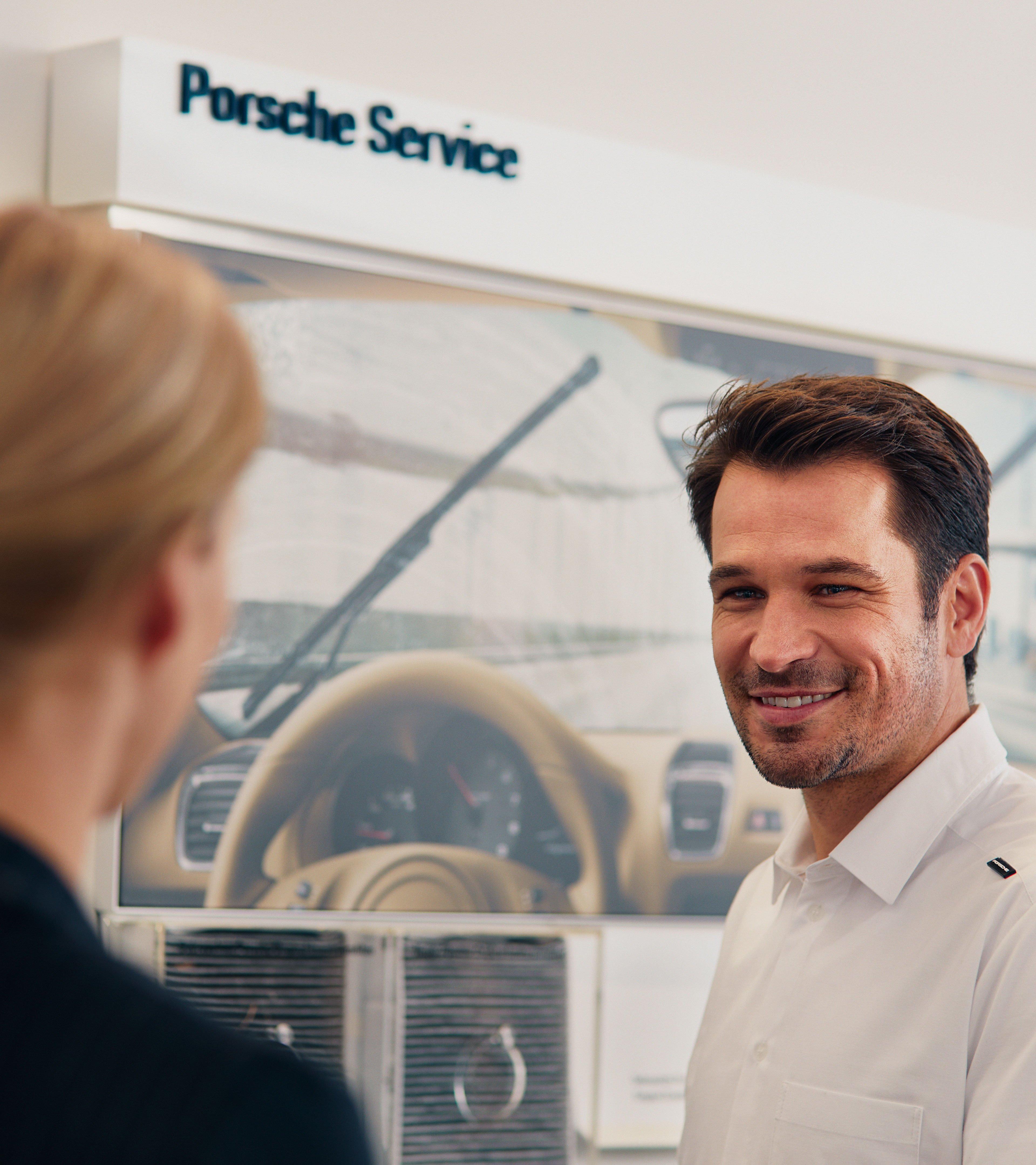 Kundenberatung im Porsche Service Display