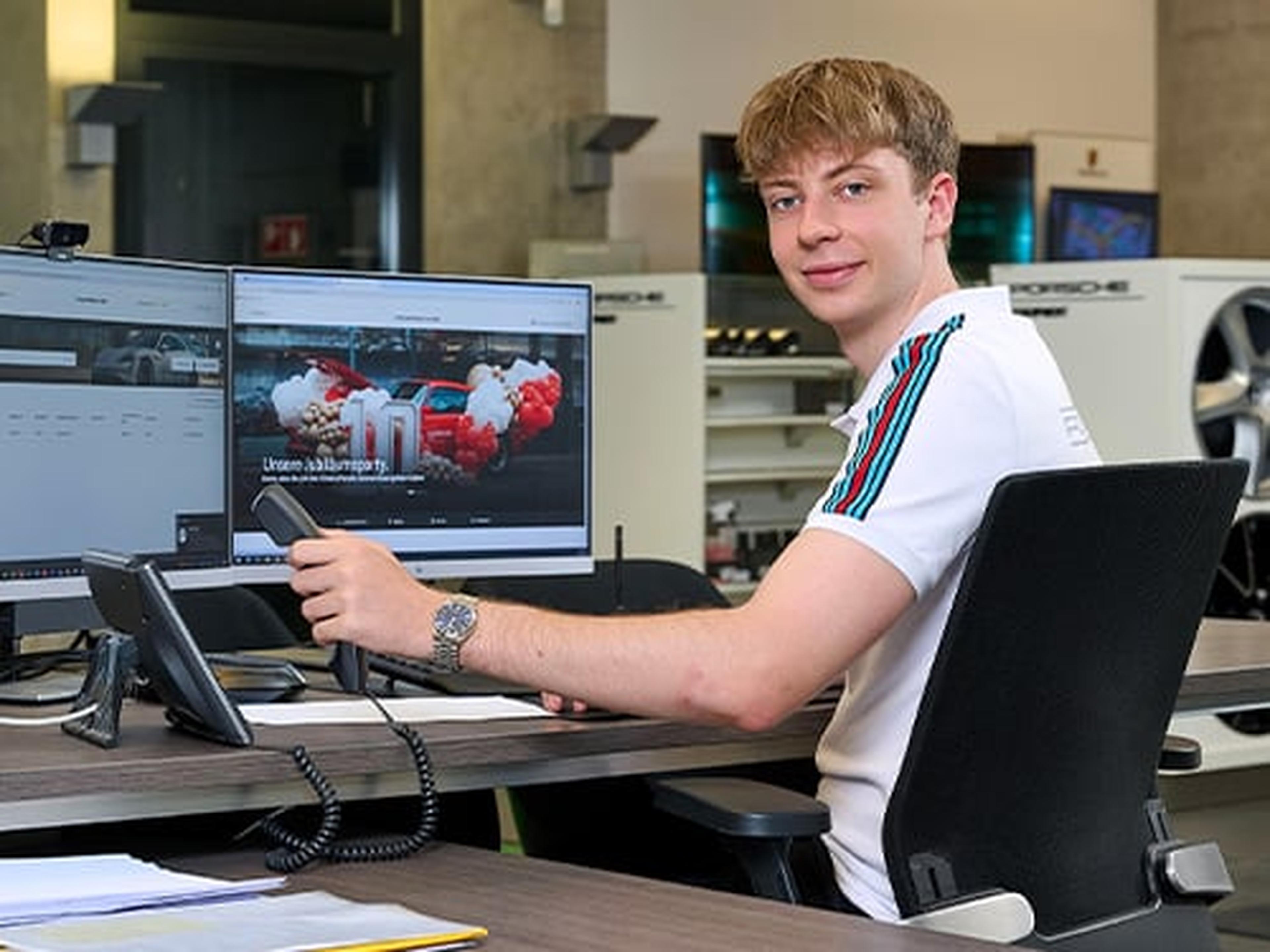 Ein Mitarbeiter arbeitet an einem Computer