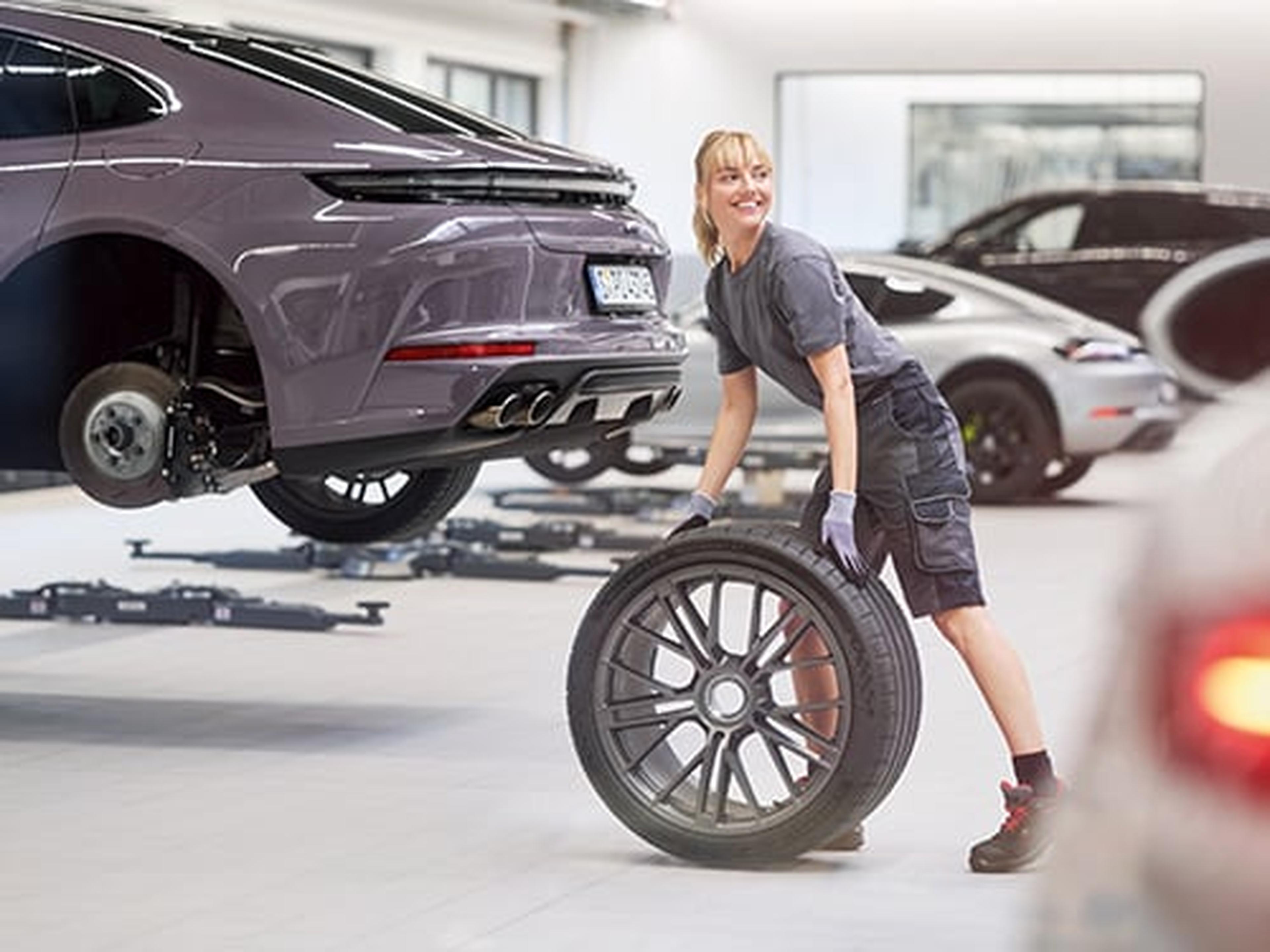 Frau beim Reifenwechsel in einer Autowerkstatt.