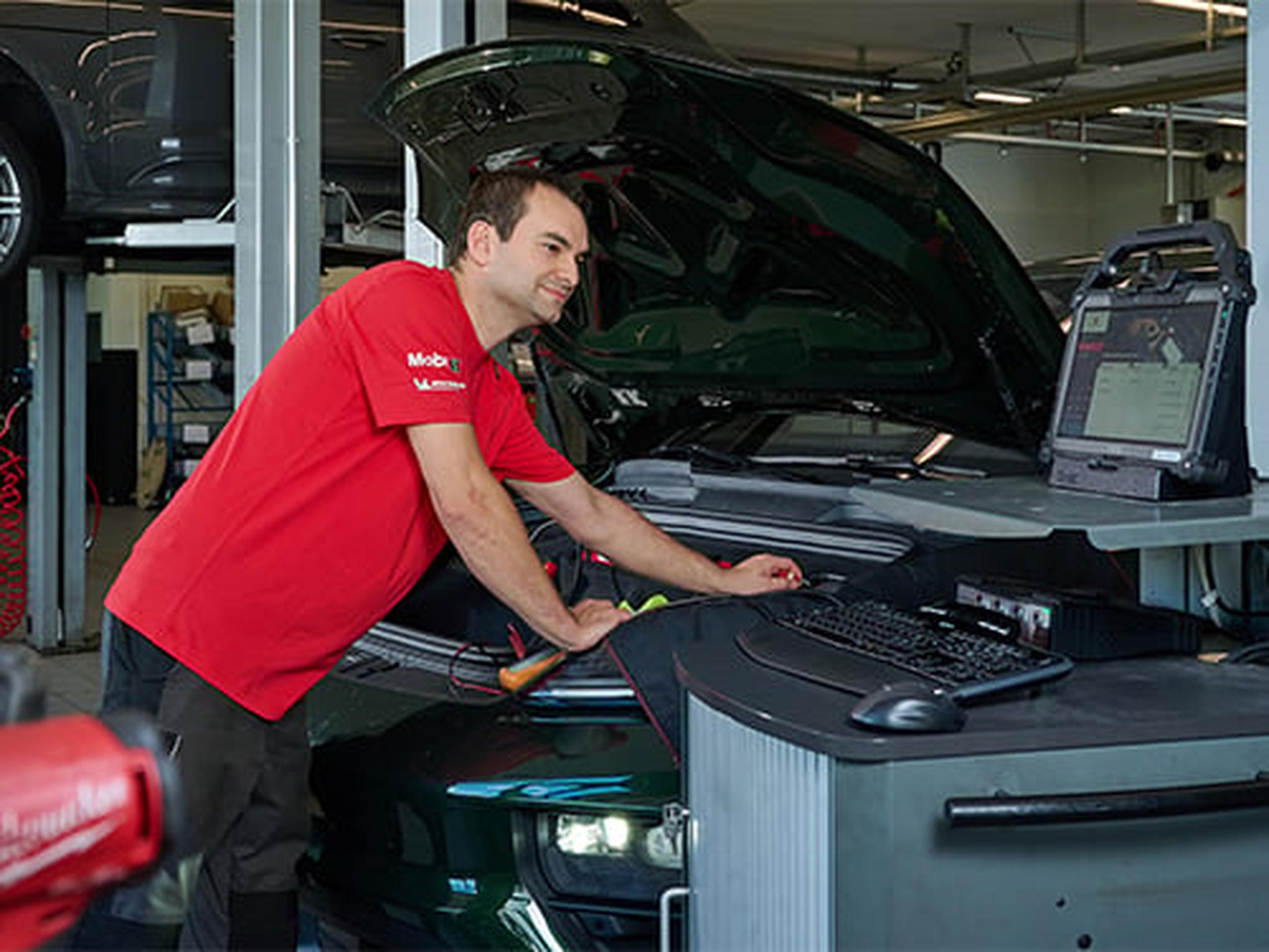 Ein Porsche Service Mitarbeiter in der Werkstatt.