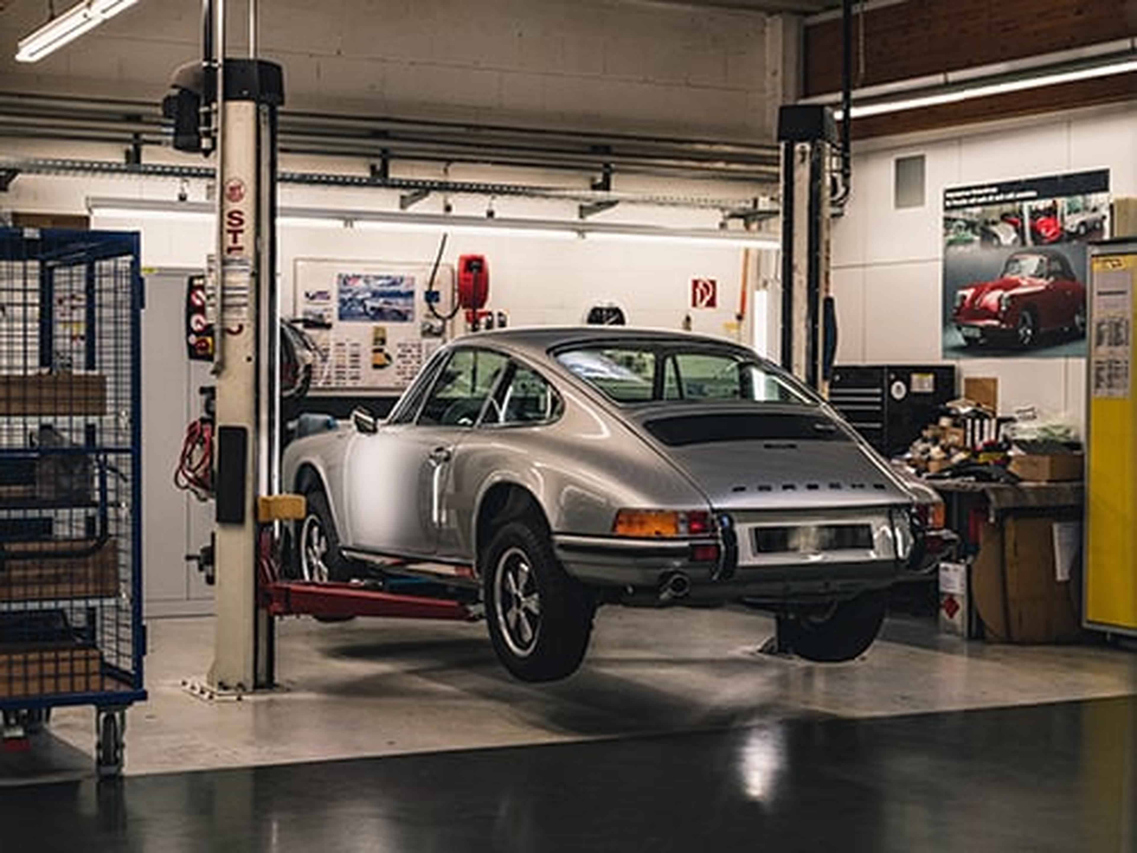 Ein Porsche Classic Fahrzeug auf der Hebebühne.