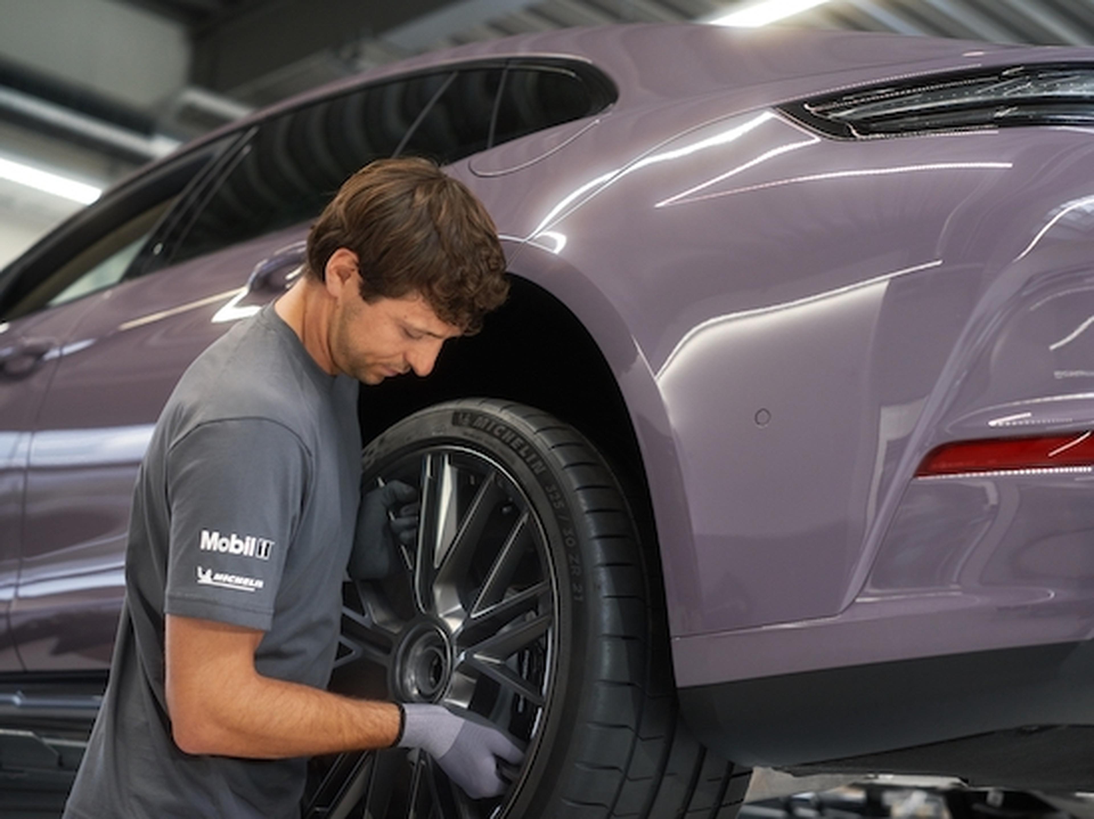 Early bird seasonal tire service offer at Porsche Centre Oakville