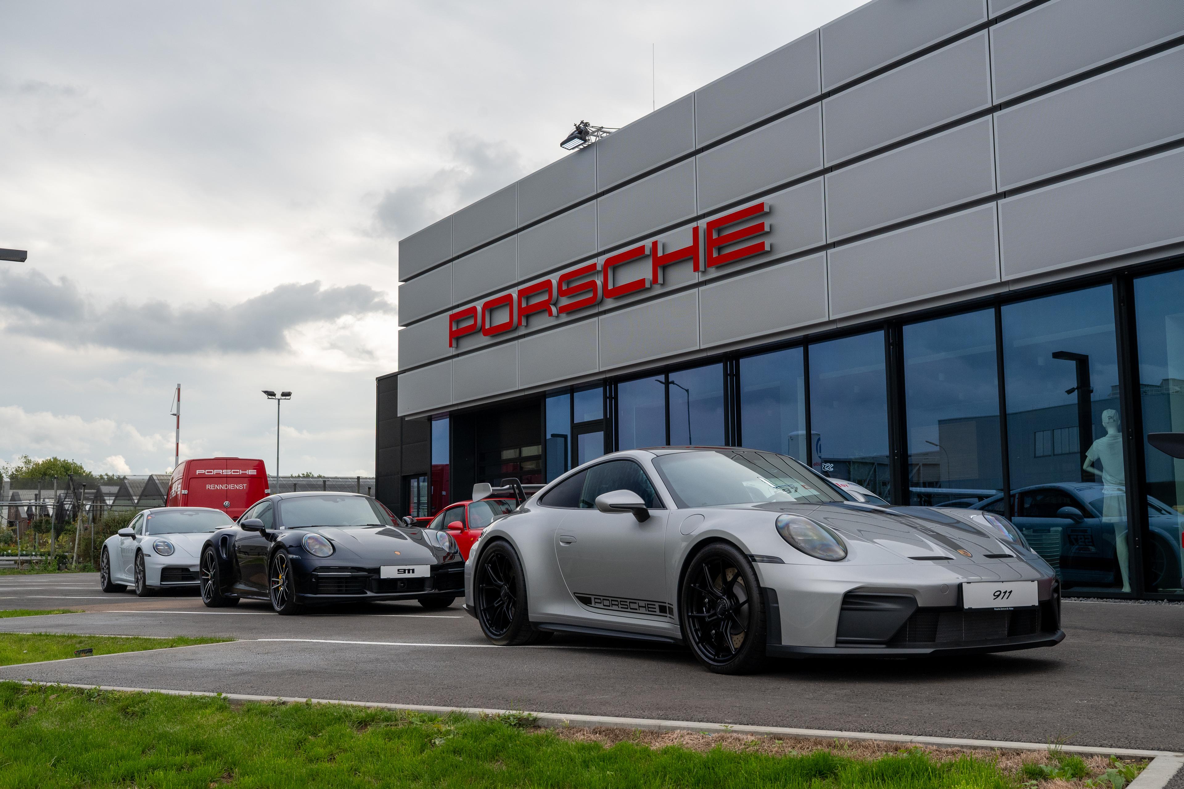 Mehrere Porsche Fahrzeuge stehen vor dem neuen Porsche Zentrum St.Pölten.