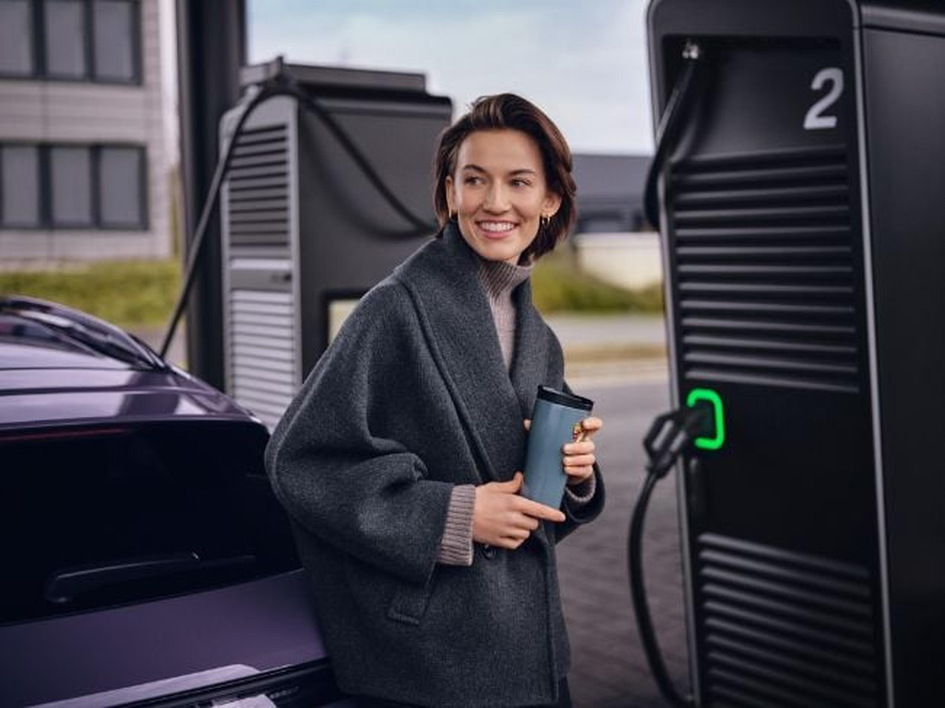 Mujer cargando Porsche Eléctrico