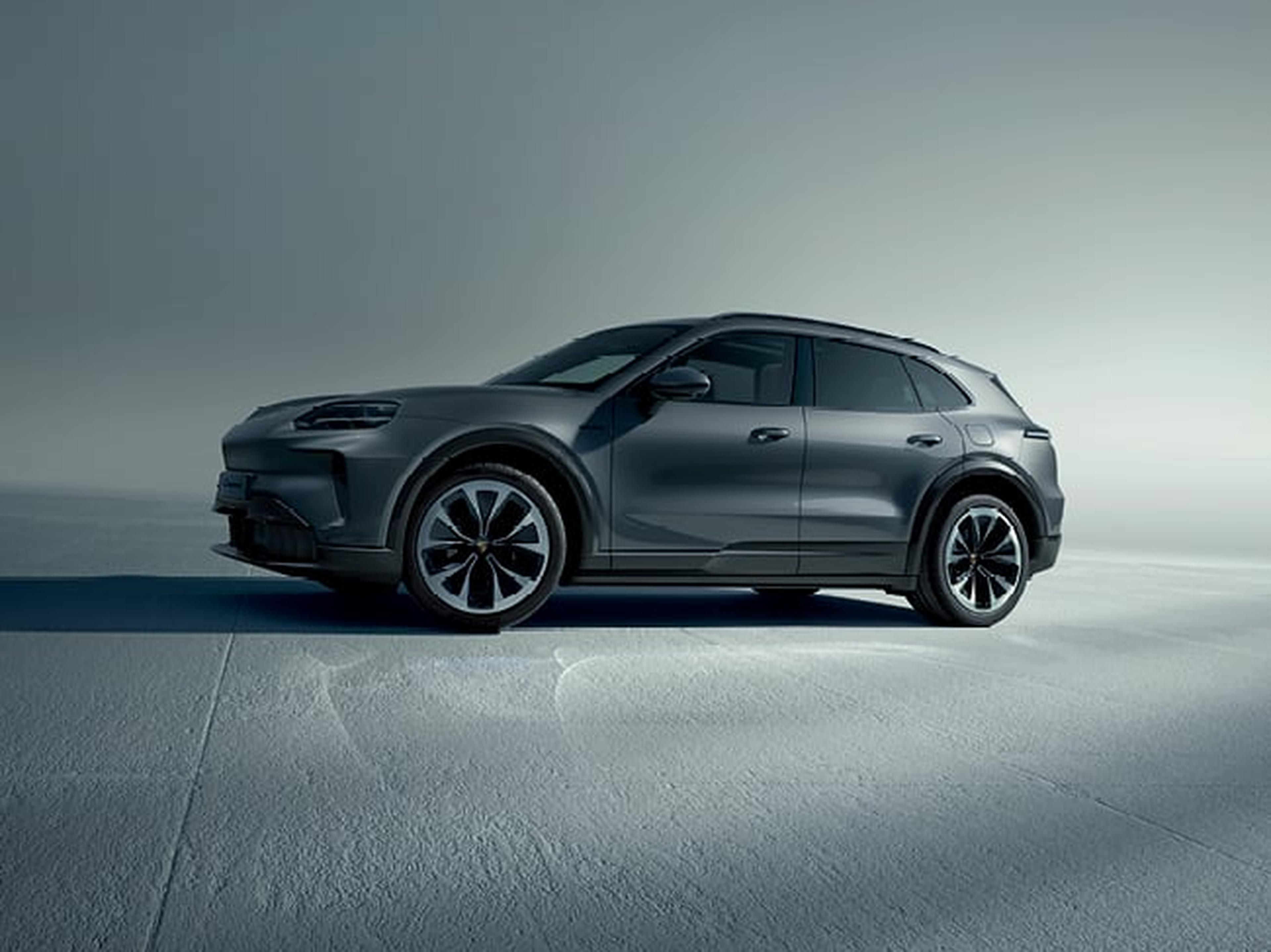Porsche de color gris oscuro, capturado de perfil en un entorno de estudio minimalista, destacando su diseño elegante y futurista.