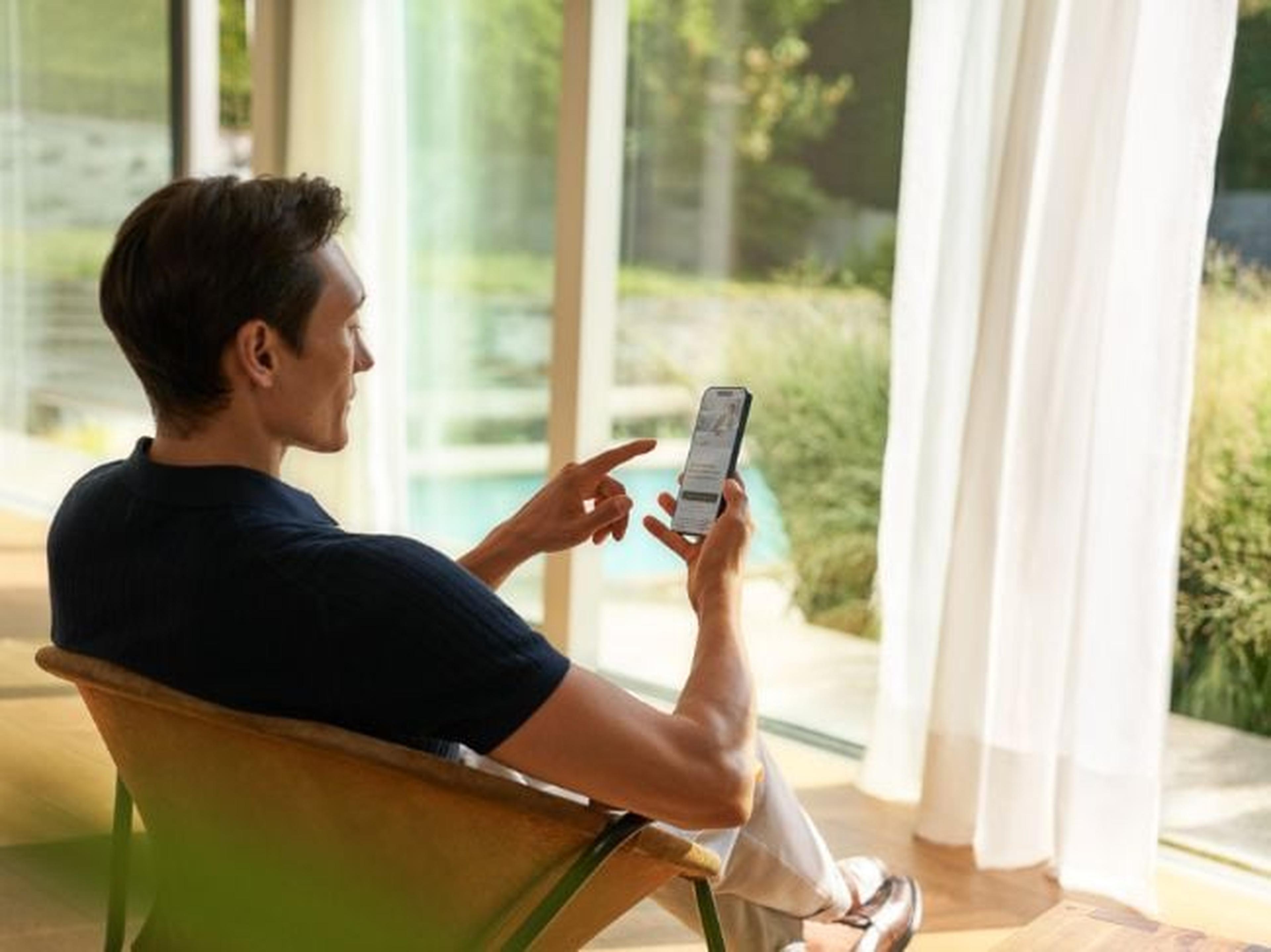 Hombre usa el Porsche finder en su teléfono desde su casa