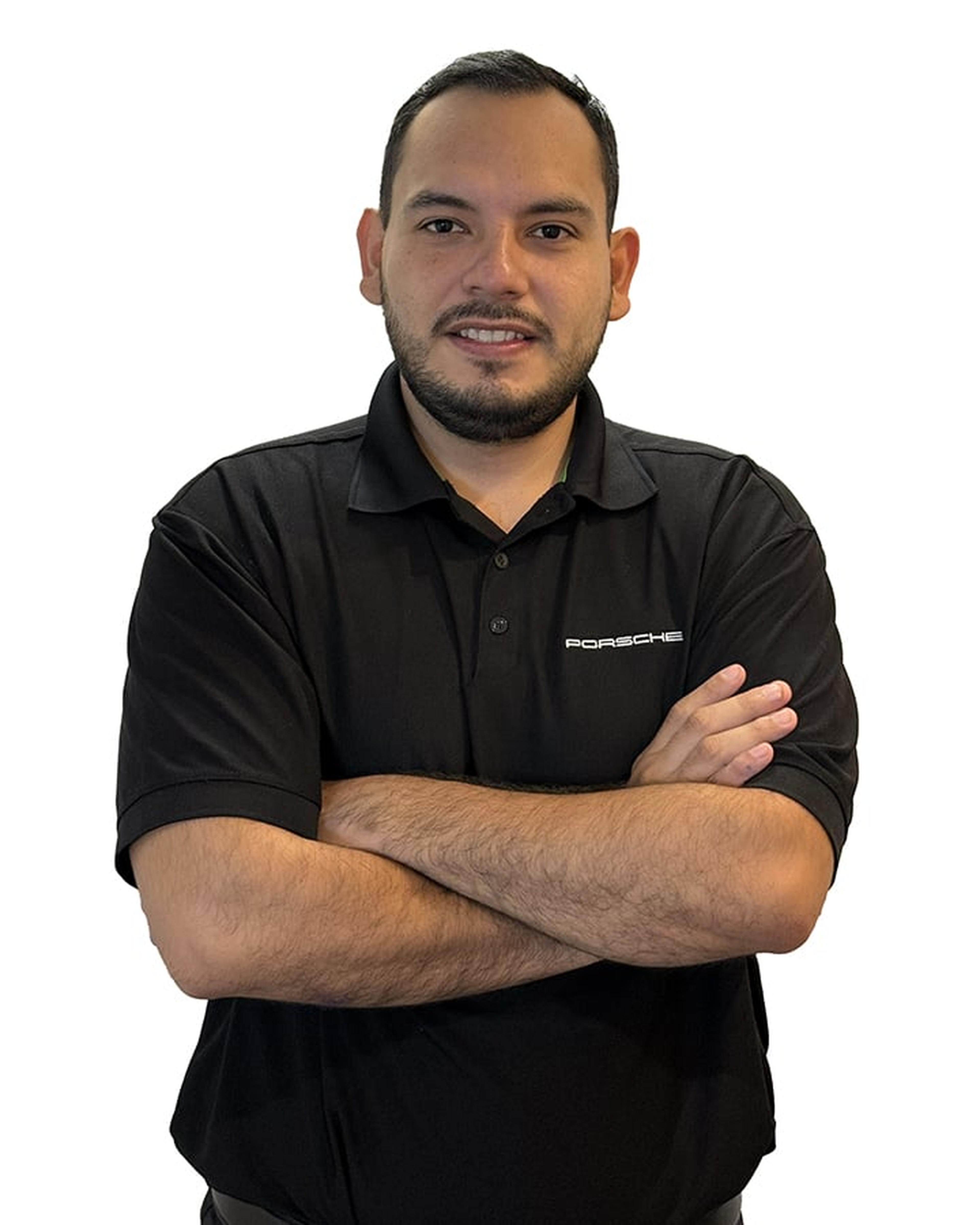 axl manzano asesor de servicio posando para la foto de su perfil
