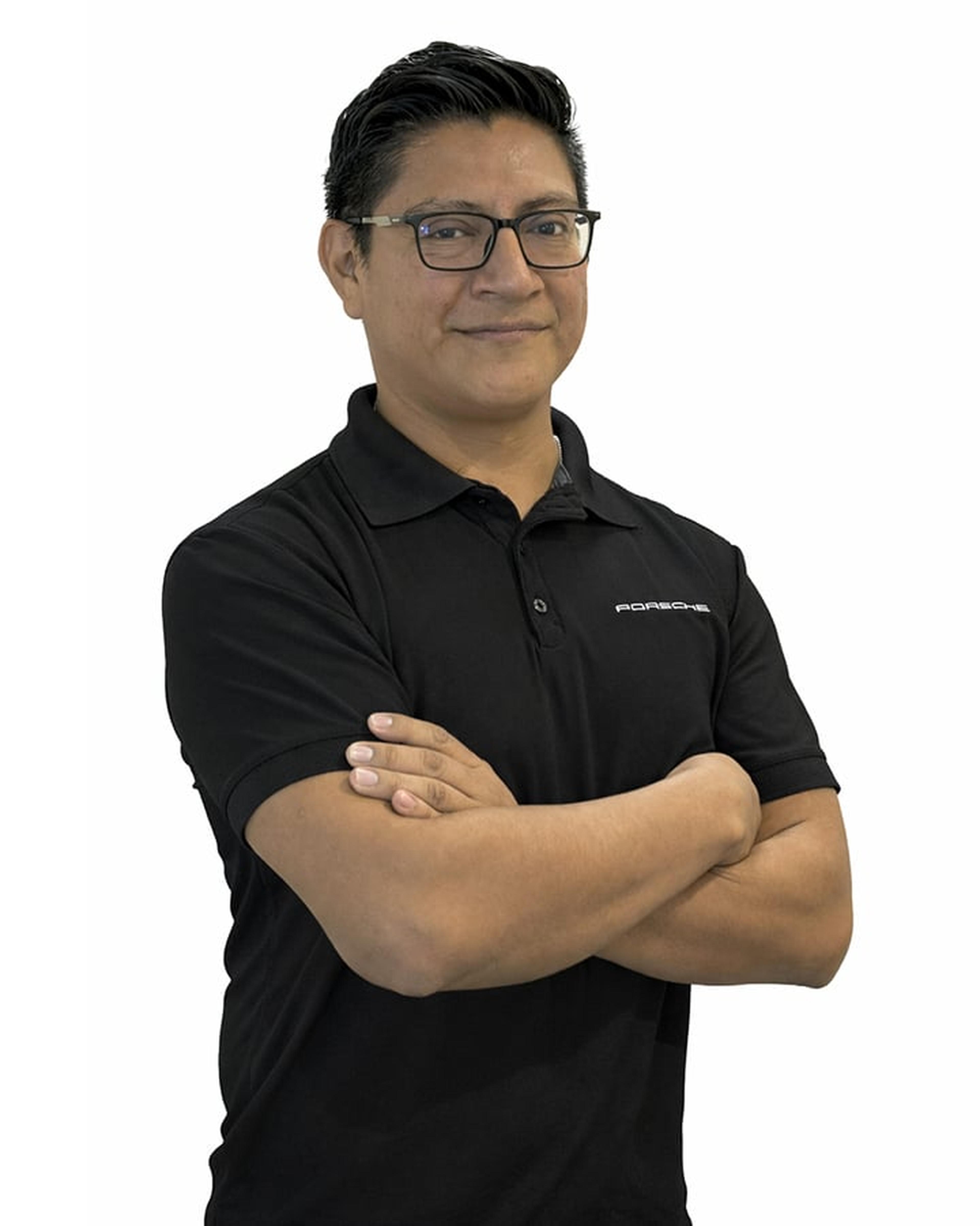 david martinez jefe de taller de servicio posando para la foto de su perfil