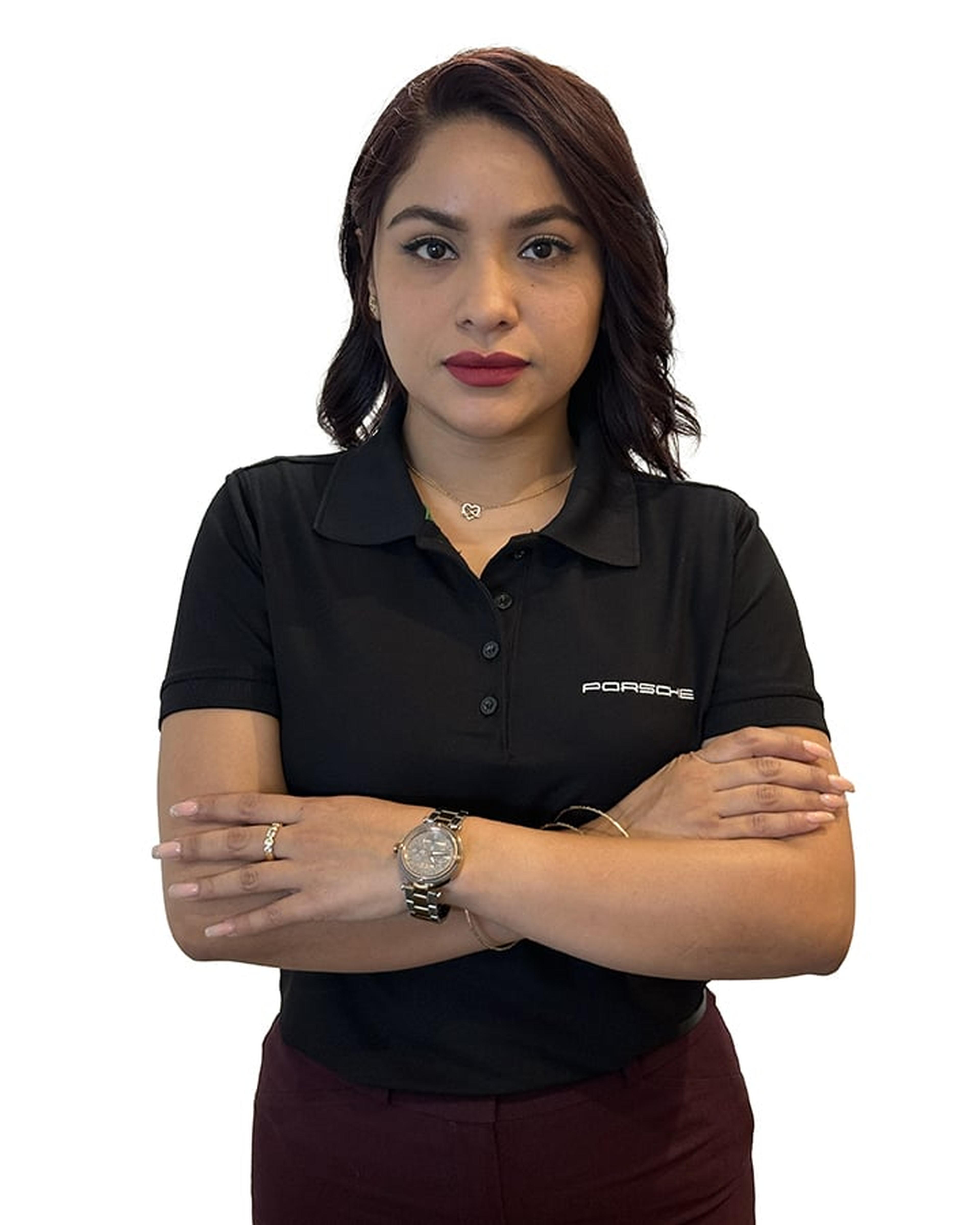dacia fraga gerente de servicios financieros posando para la foto de su perfil