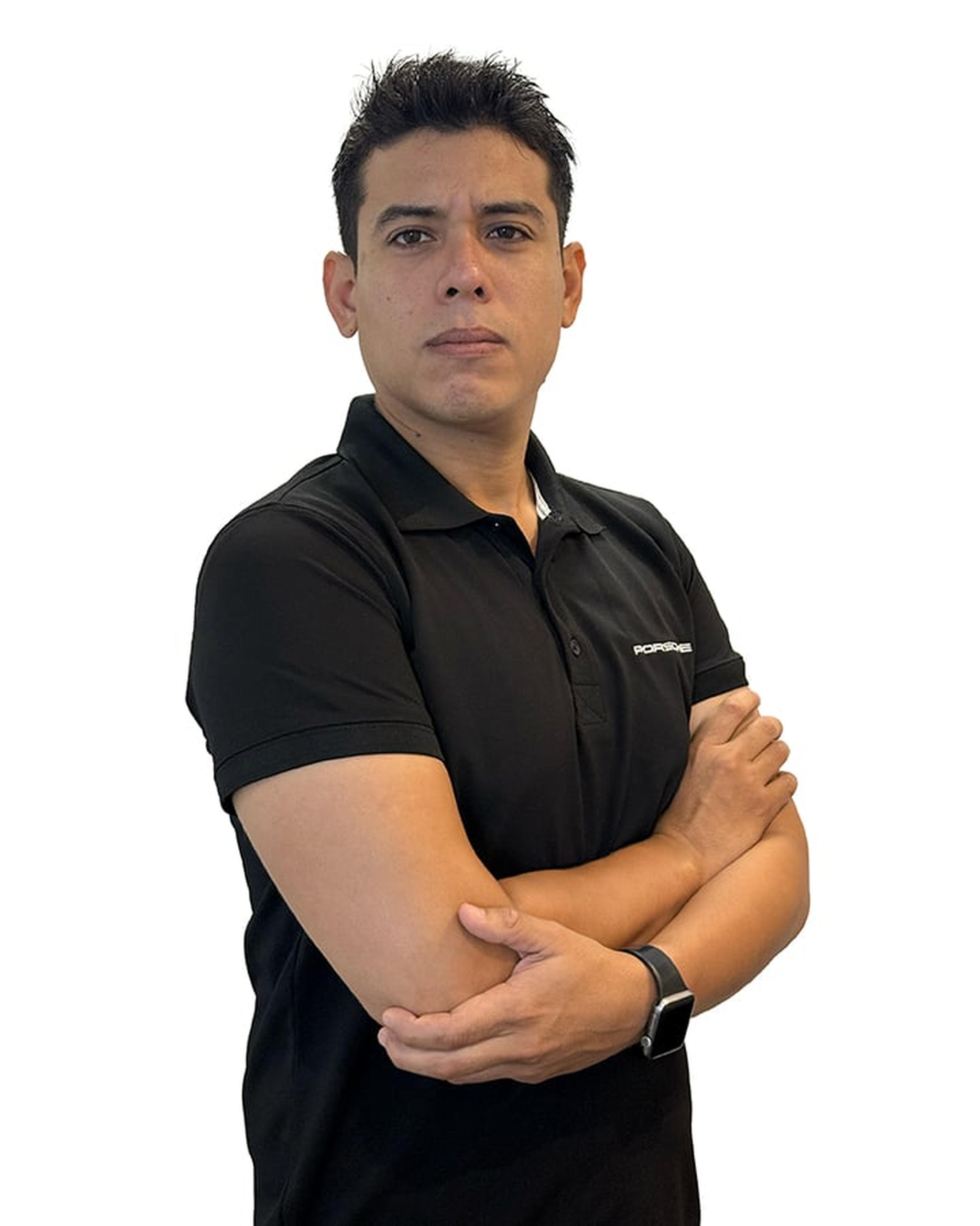 Alan villegas gerente de marketing posando para la foto de su perfil