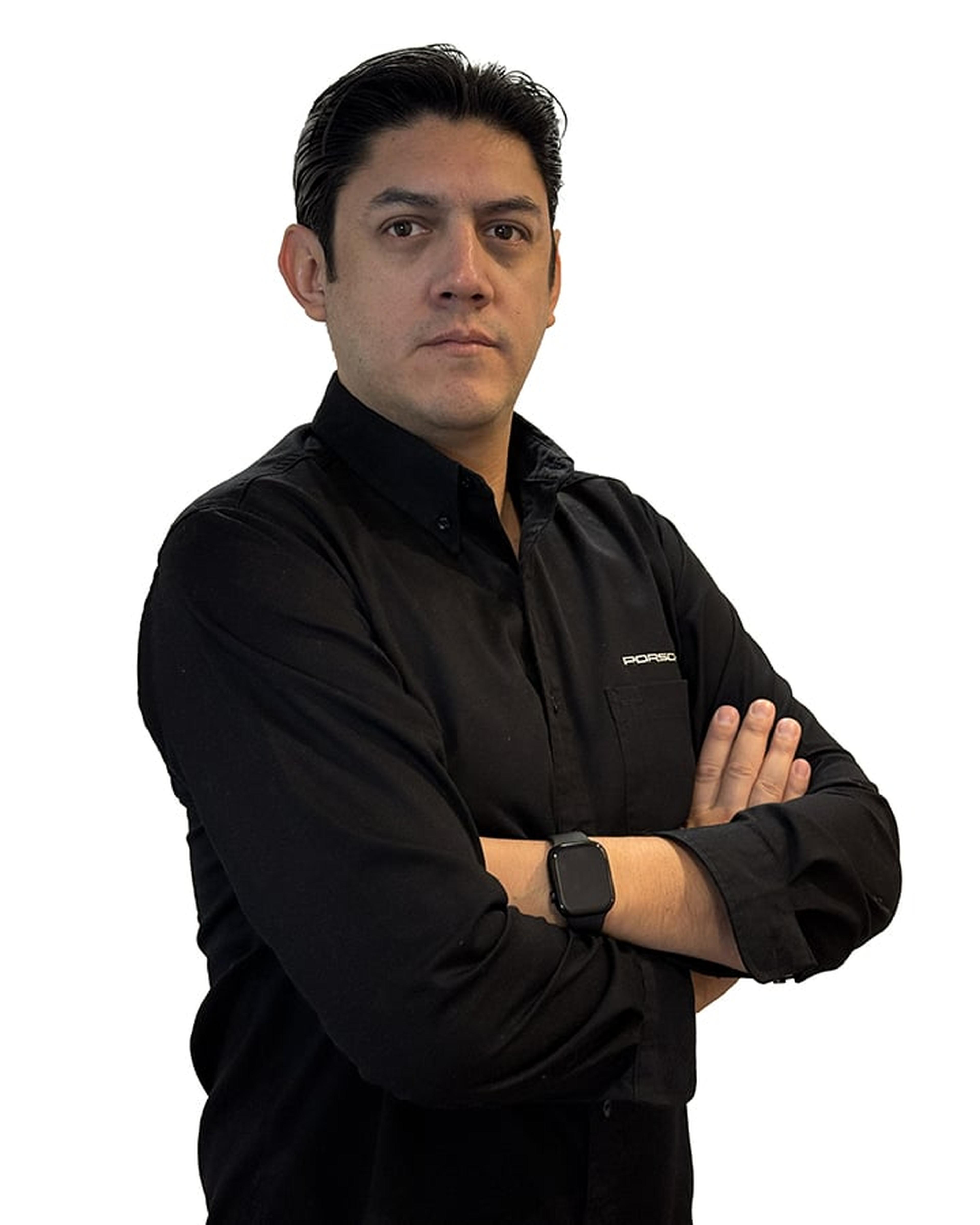 luis martinez gerente de ventas posando para la foto de su perfil