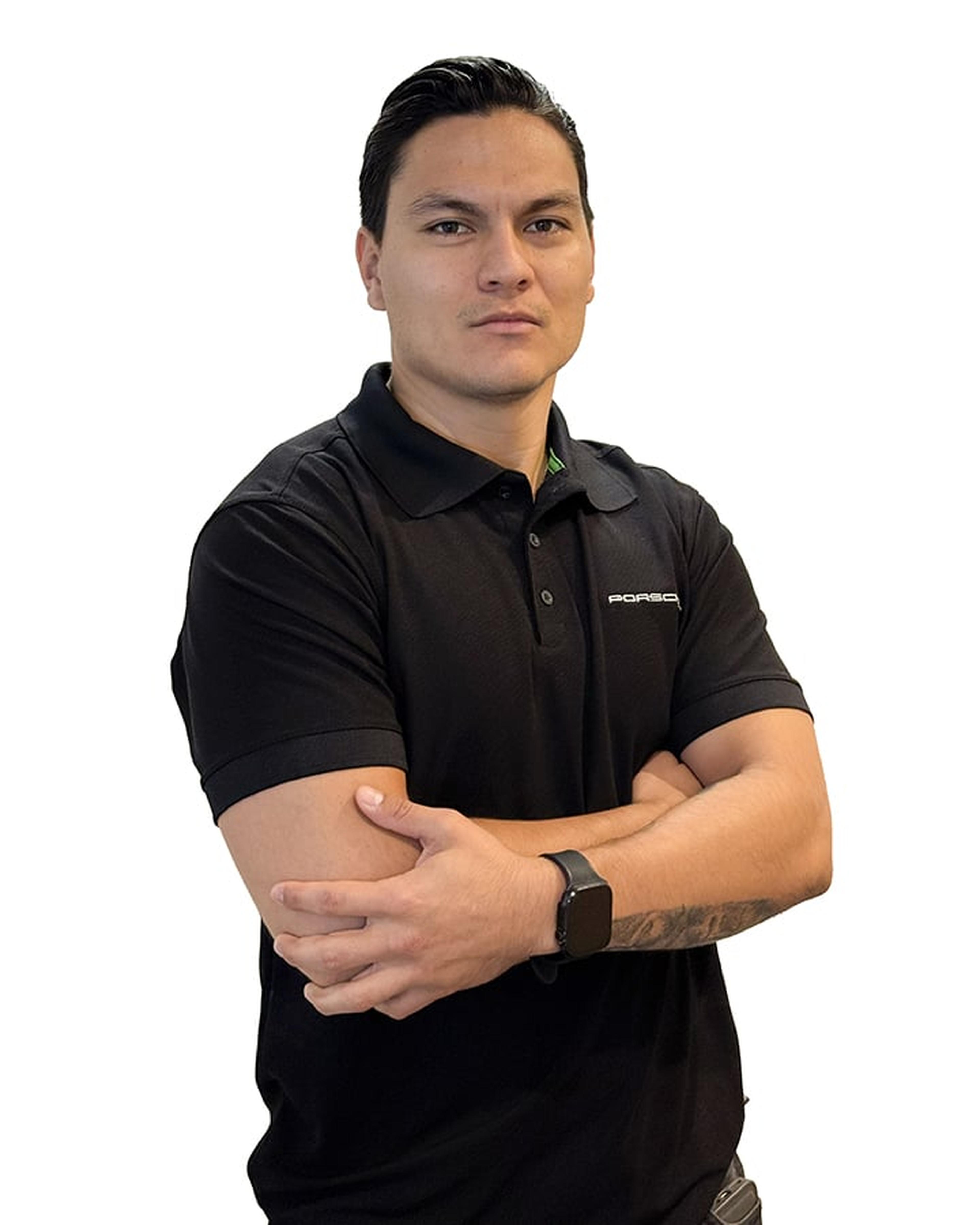 gerardo gomez porsche pro ventas posando para la foto de su perfil