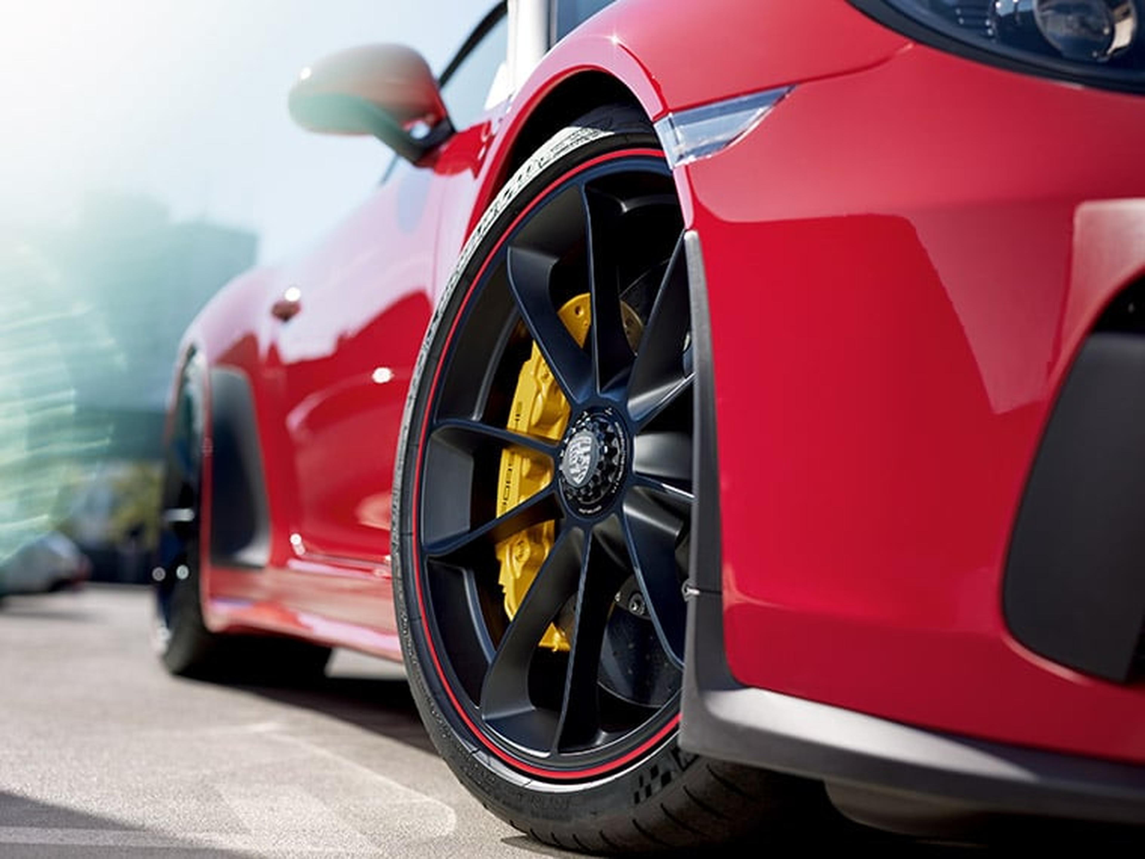 Nahaufnahme des Vorderreifens eines roten Porsche