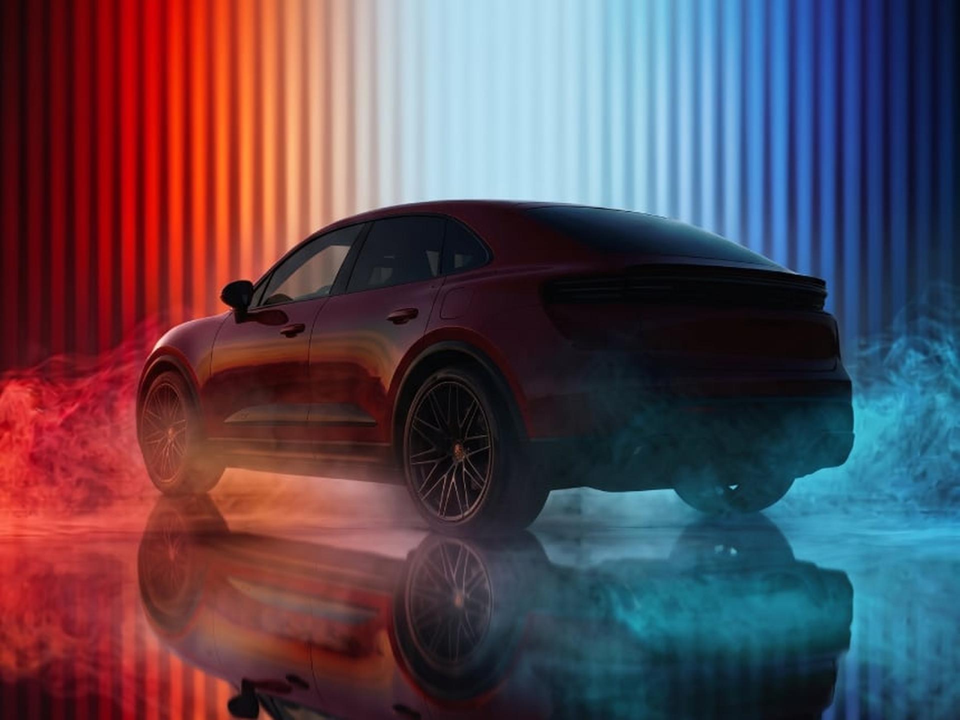 Un Porsche Cayenne Coupé de color burdeos se ve de perfil, envuelto en humo rojo y azul, reflejado en una superficie oscura con un fondo de luces verticales.