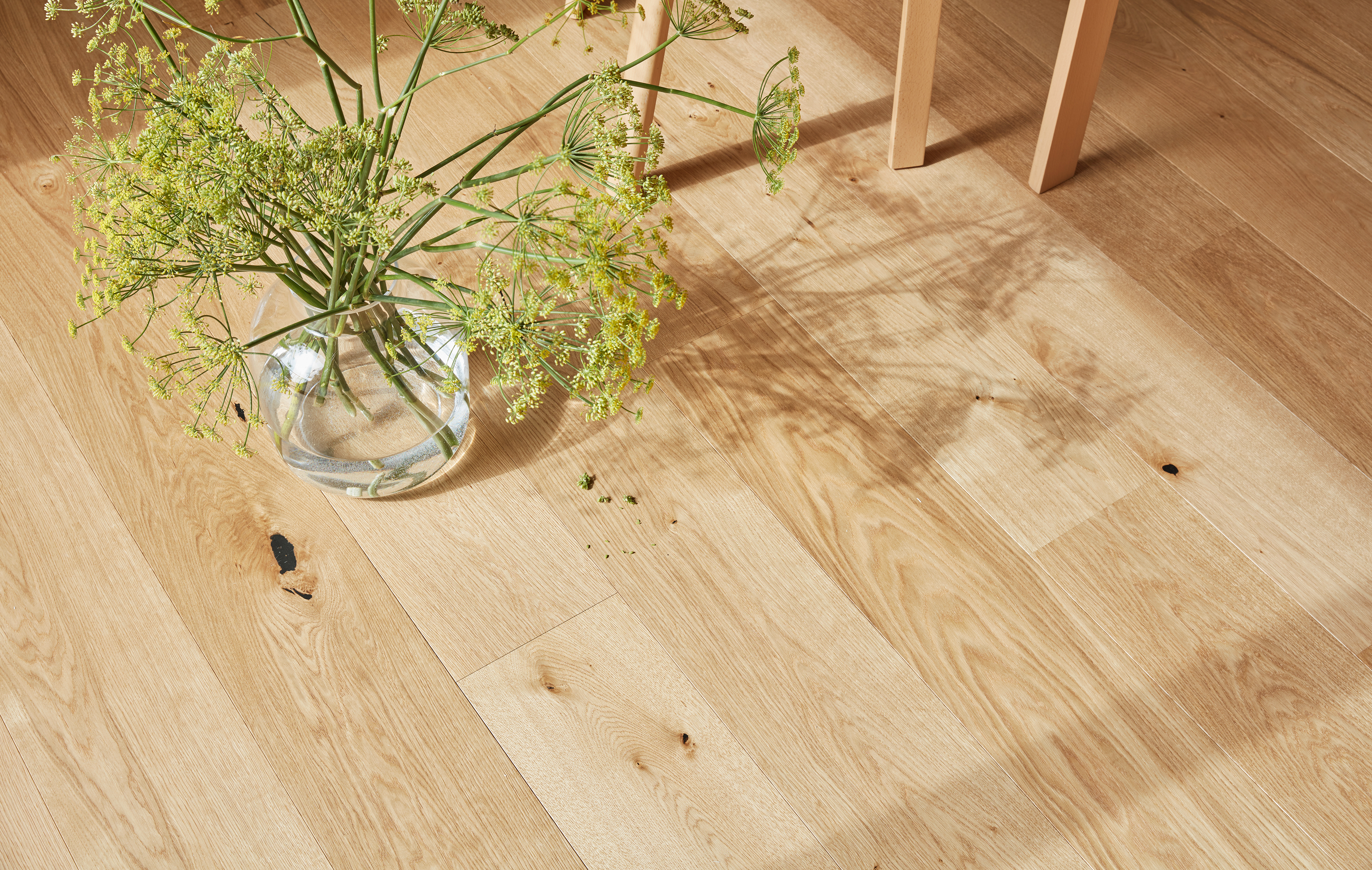 Close-up of Cleverpark 900 oak parquet with rich grain and natural colour variation.