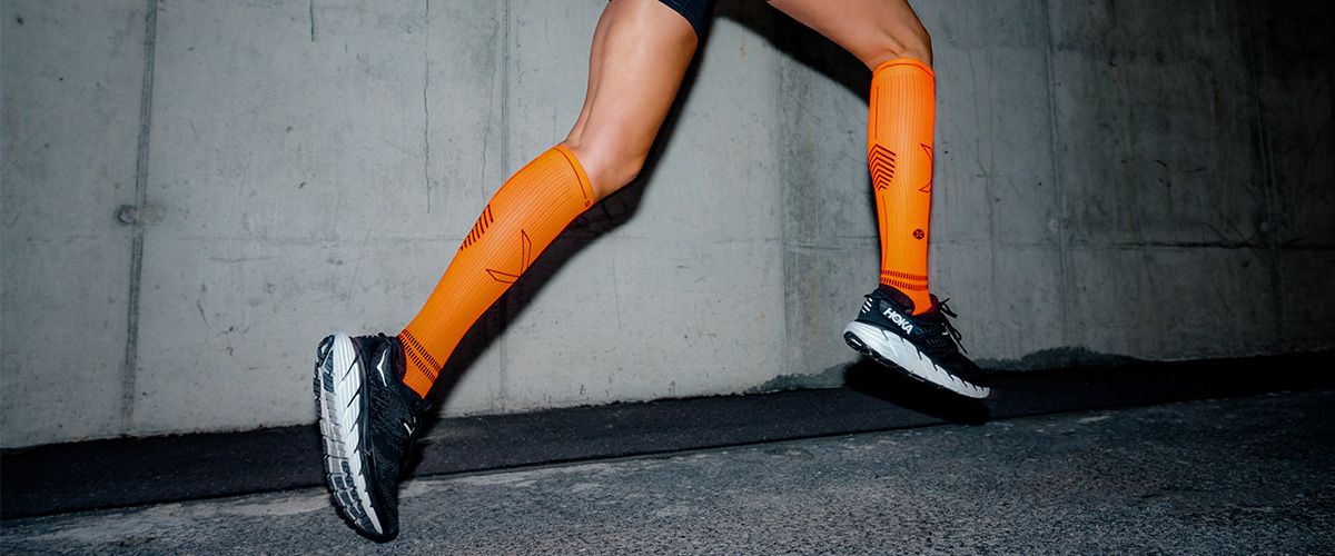 Hoge hardloopsokken in hardloopschoenen