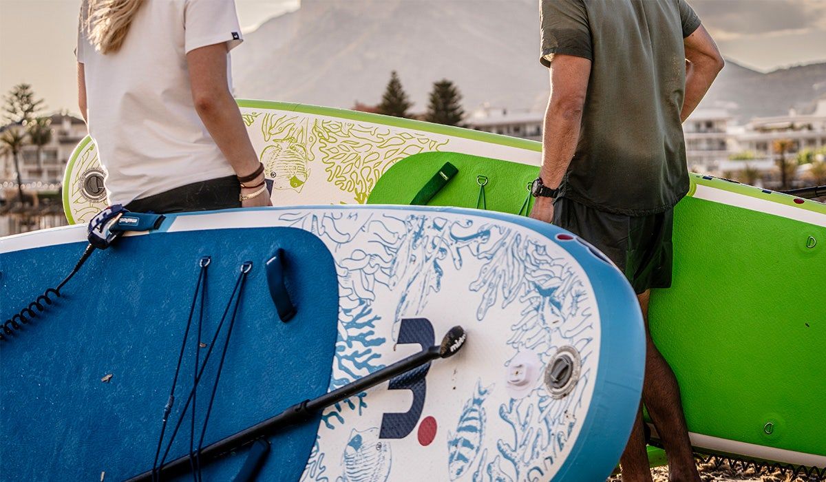 Twee mensen met sup boards van Mistral