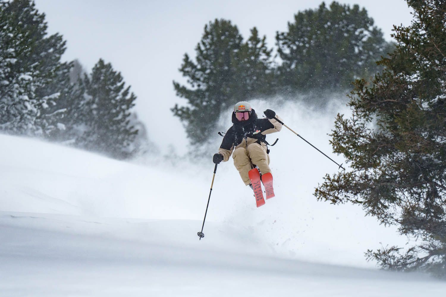 Skiër die een jump maakt in de sneeuw