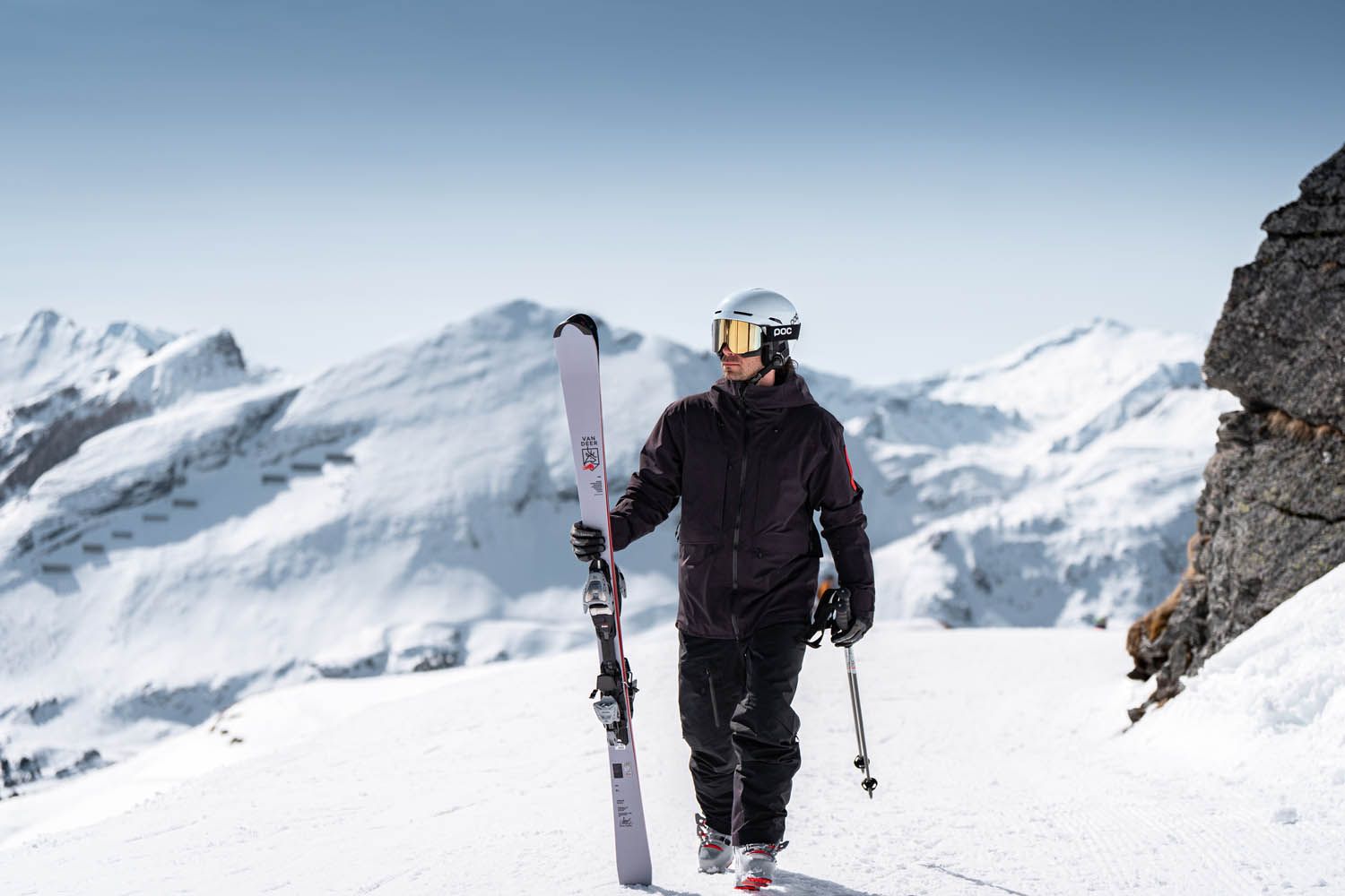 ga voor de juiste breedte van je ski en ga comfortabel de piste af Skiër in wintersportgebied met ski en helm op