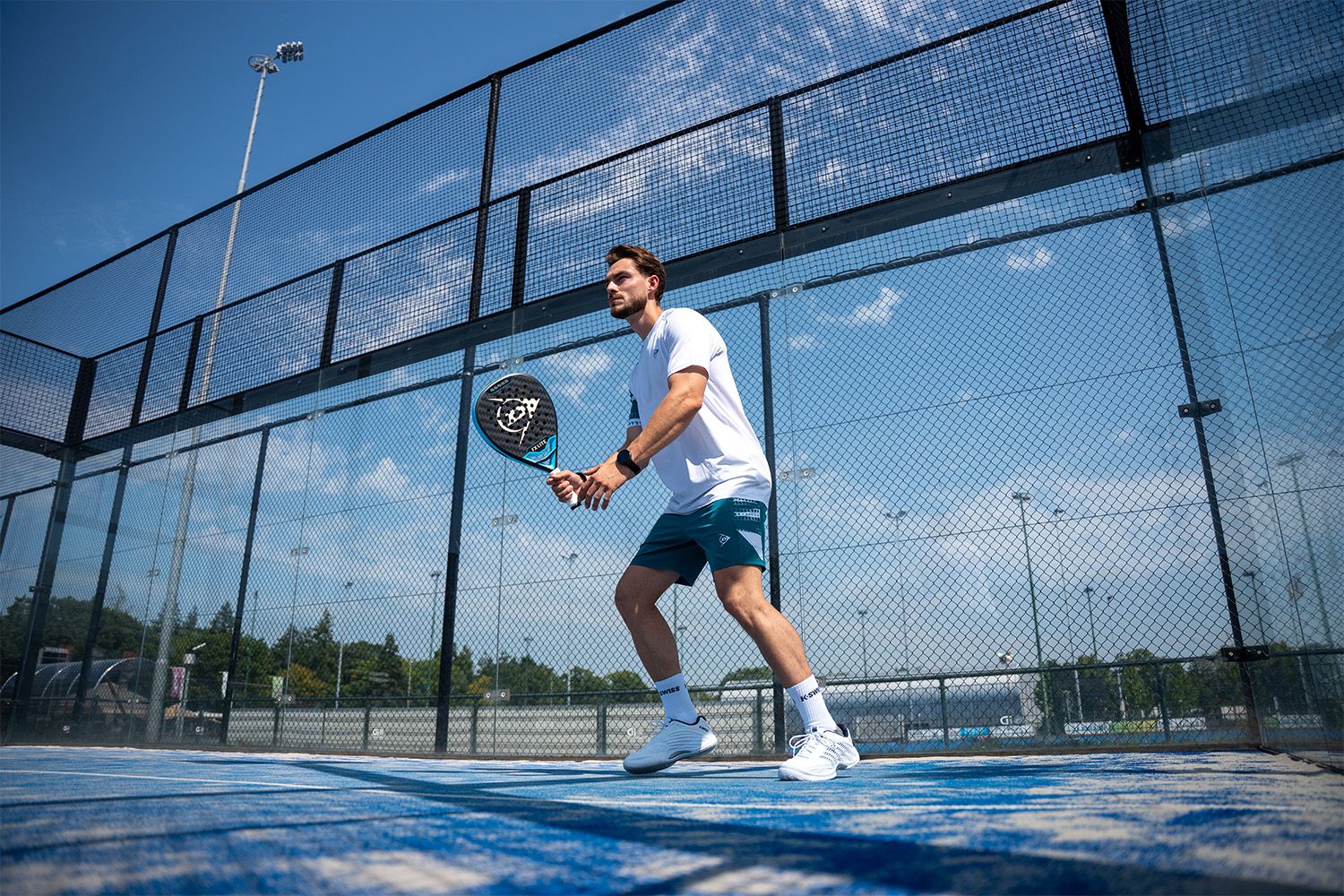 Man op de padelbaan