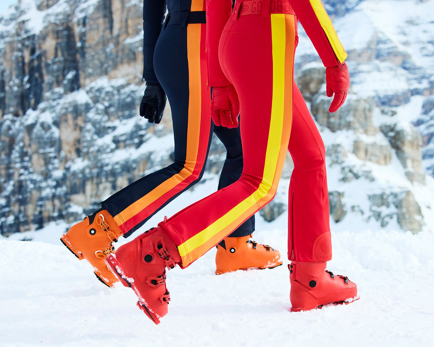 Twee vrouwen in retro skipakken in de sneeuw