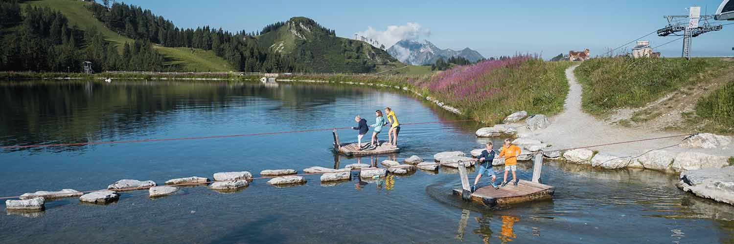 Zomervakantie in Snow Space Salzburg Kinderen gaan met een vlot over het water